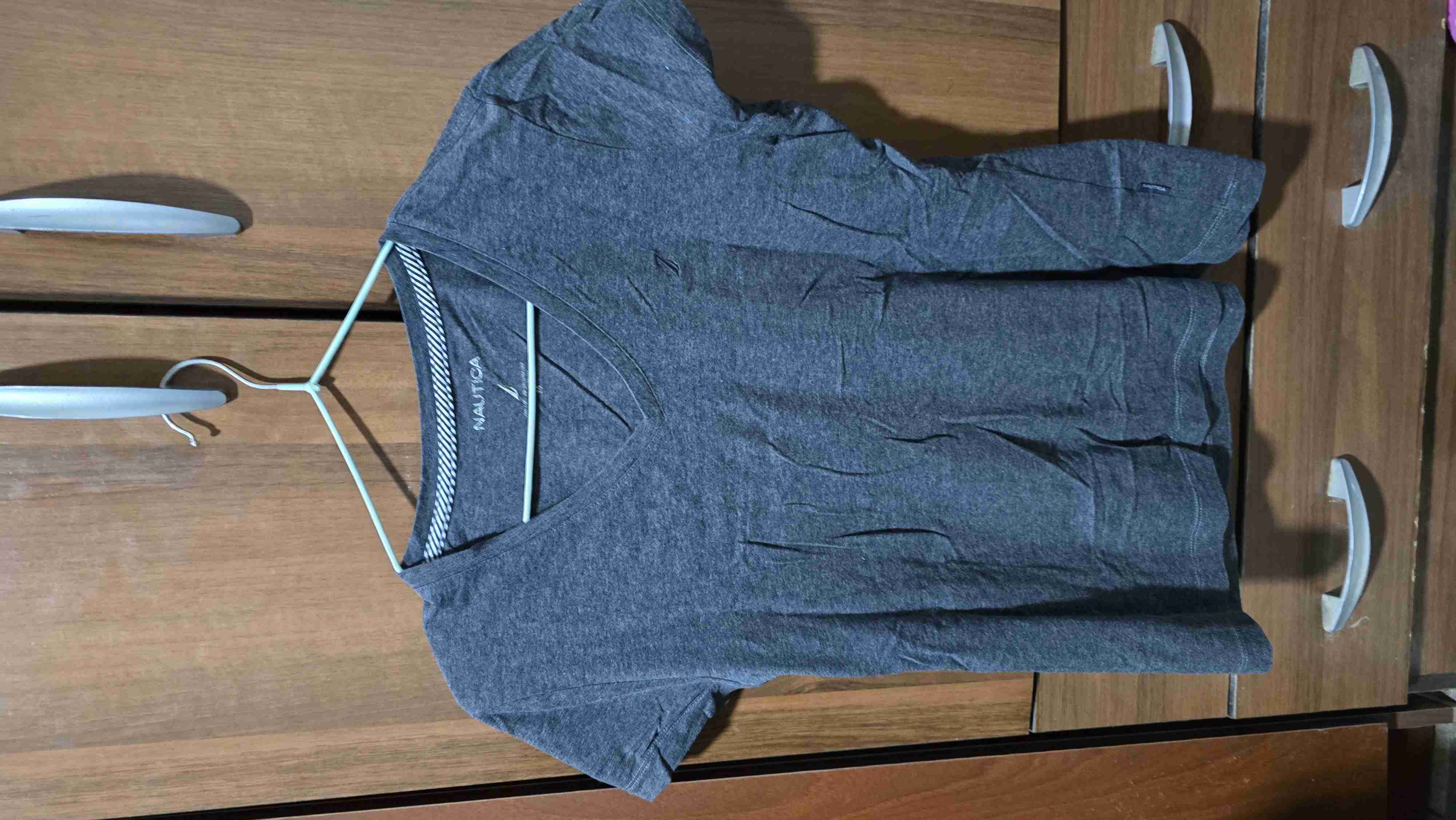 Polera gris cuello V Nautica