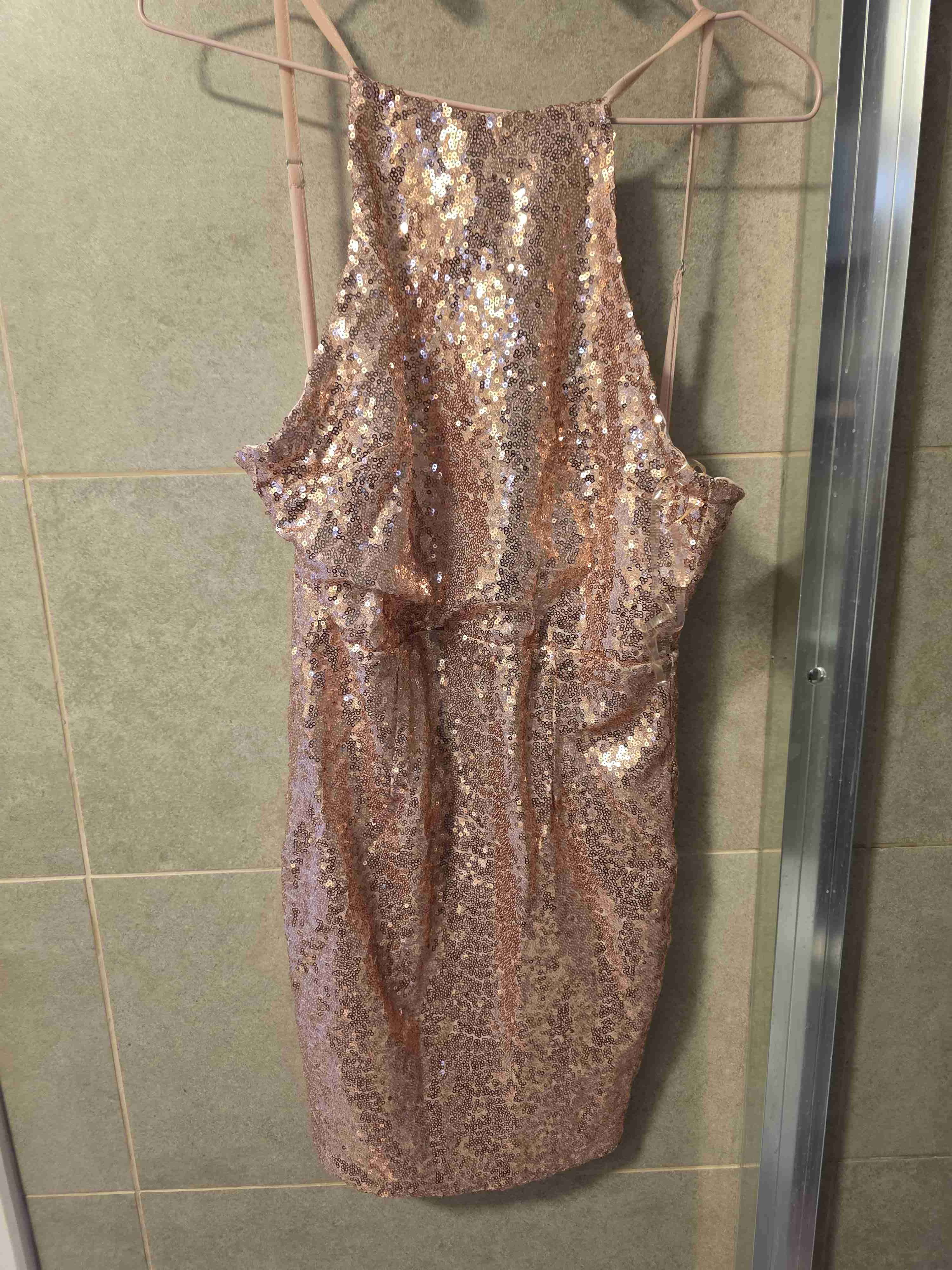 Vestido corto con lentejuelas doradas