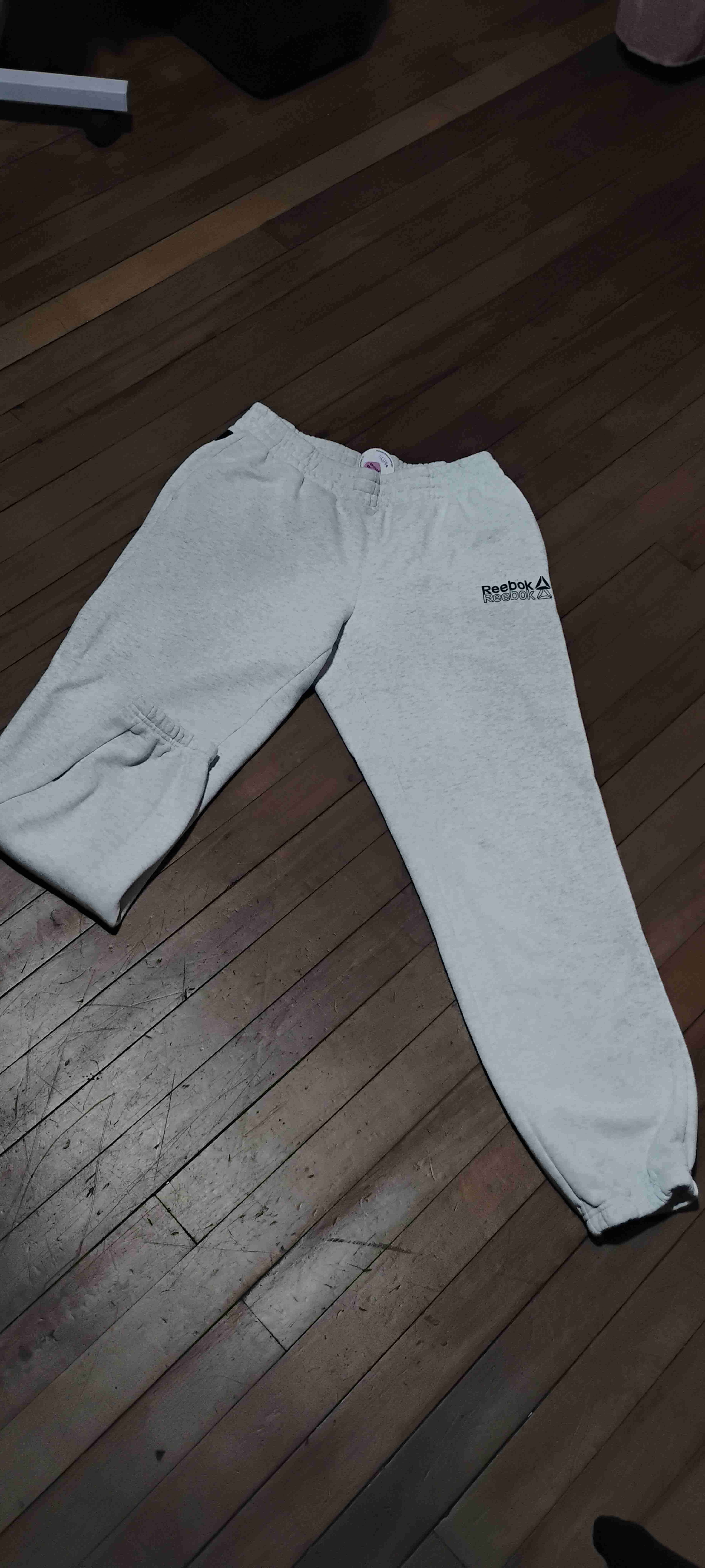 Pantalón jogger Reebok gris