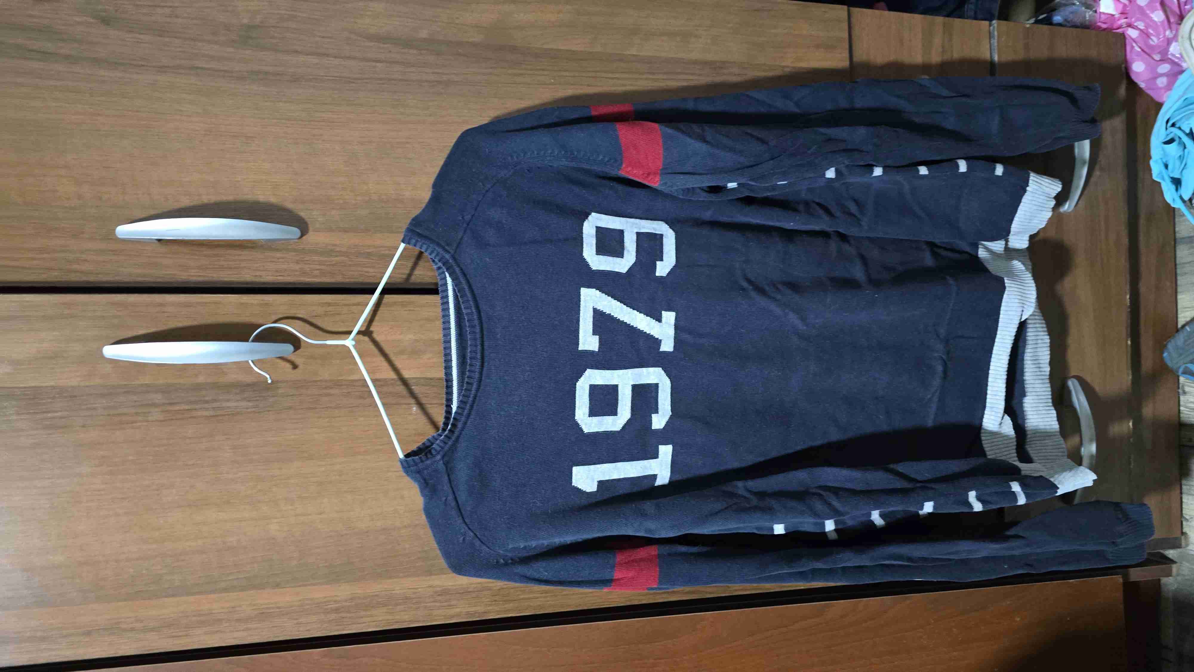 Polerón azul con números