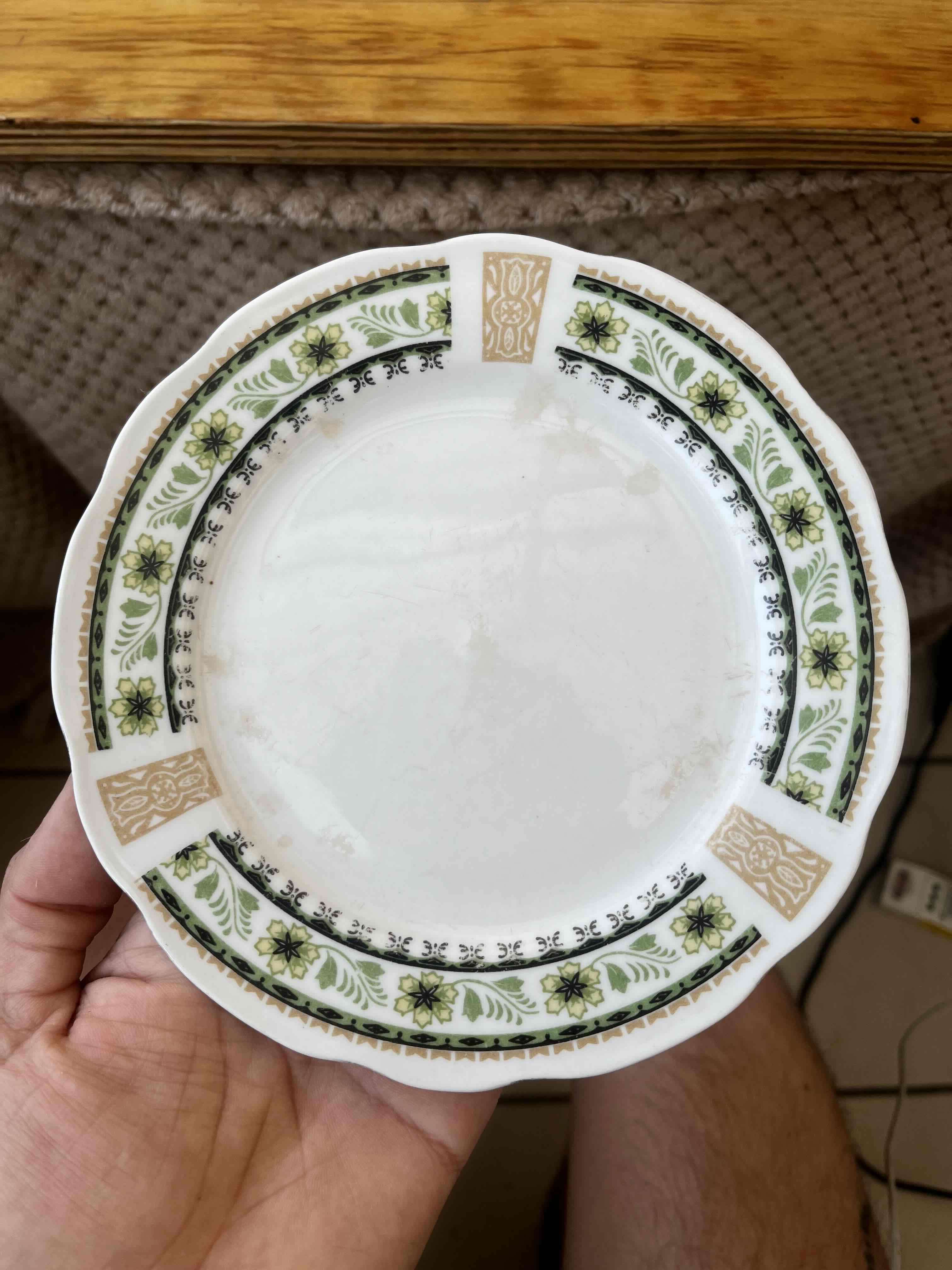 Plato de cerámica con diseño floral