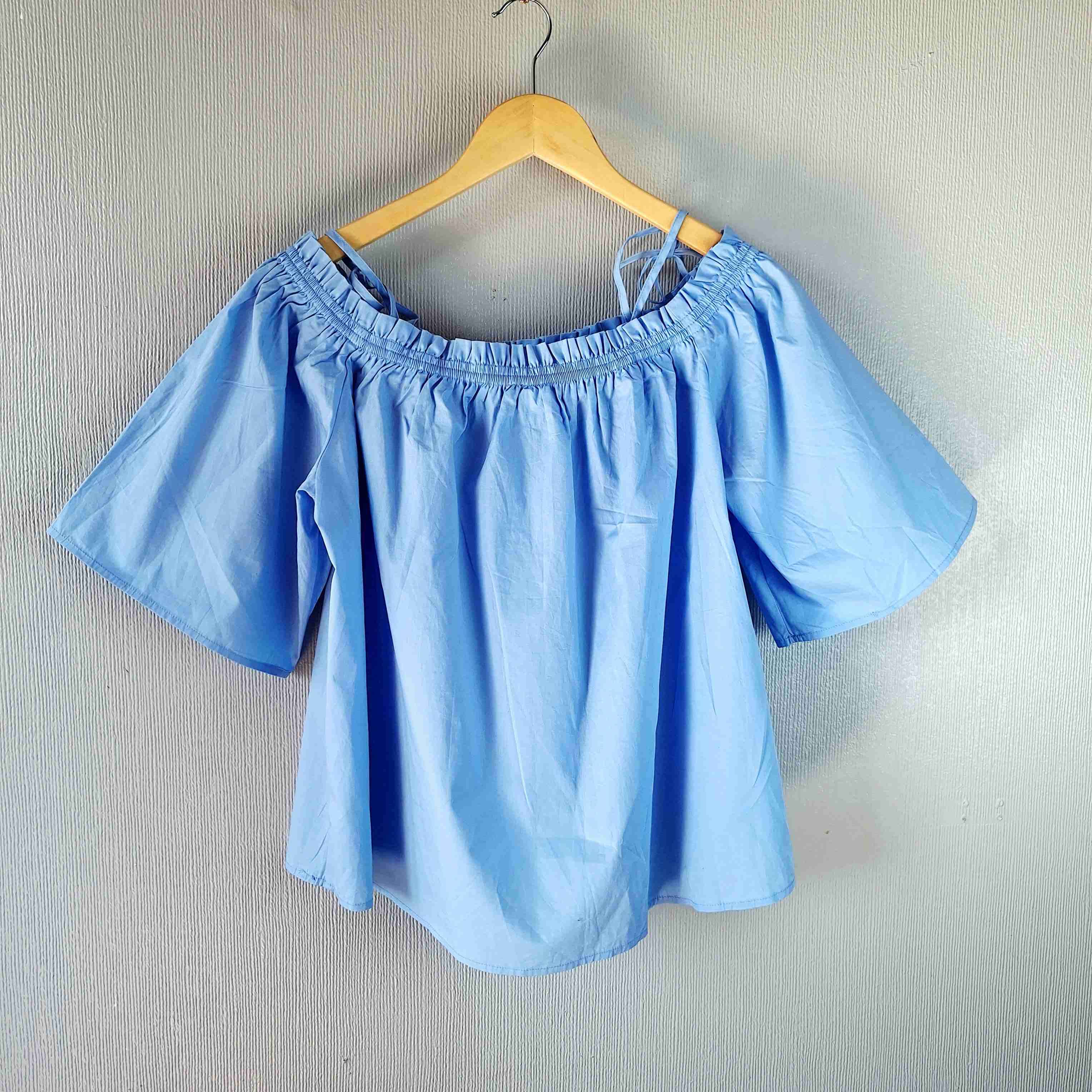 Blusa HyM azul hombros descubiertos - 1