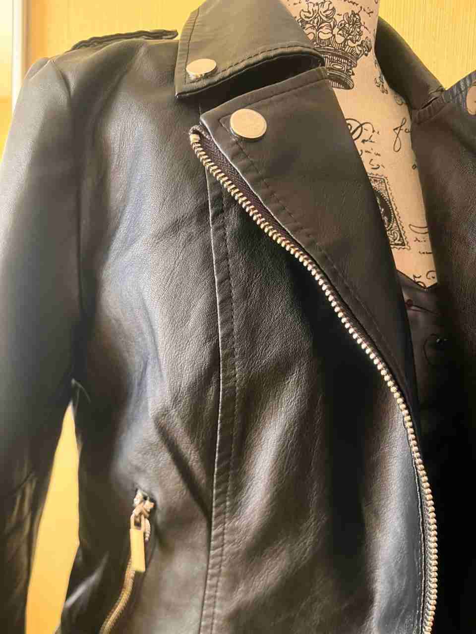 Chaqueta negra de ecocuero - miniatura 3