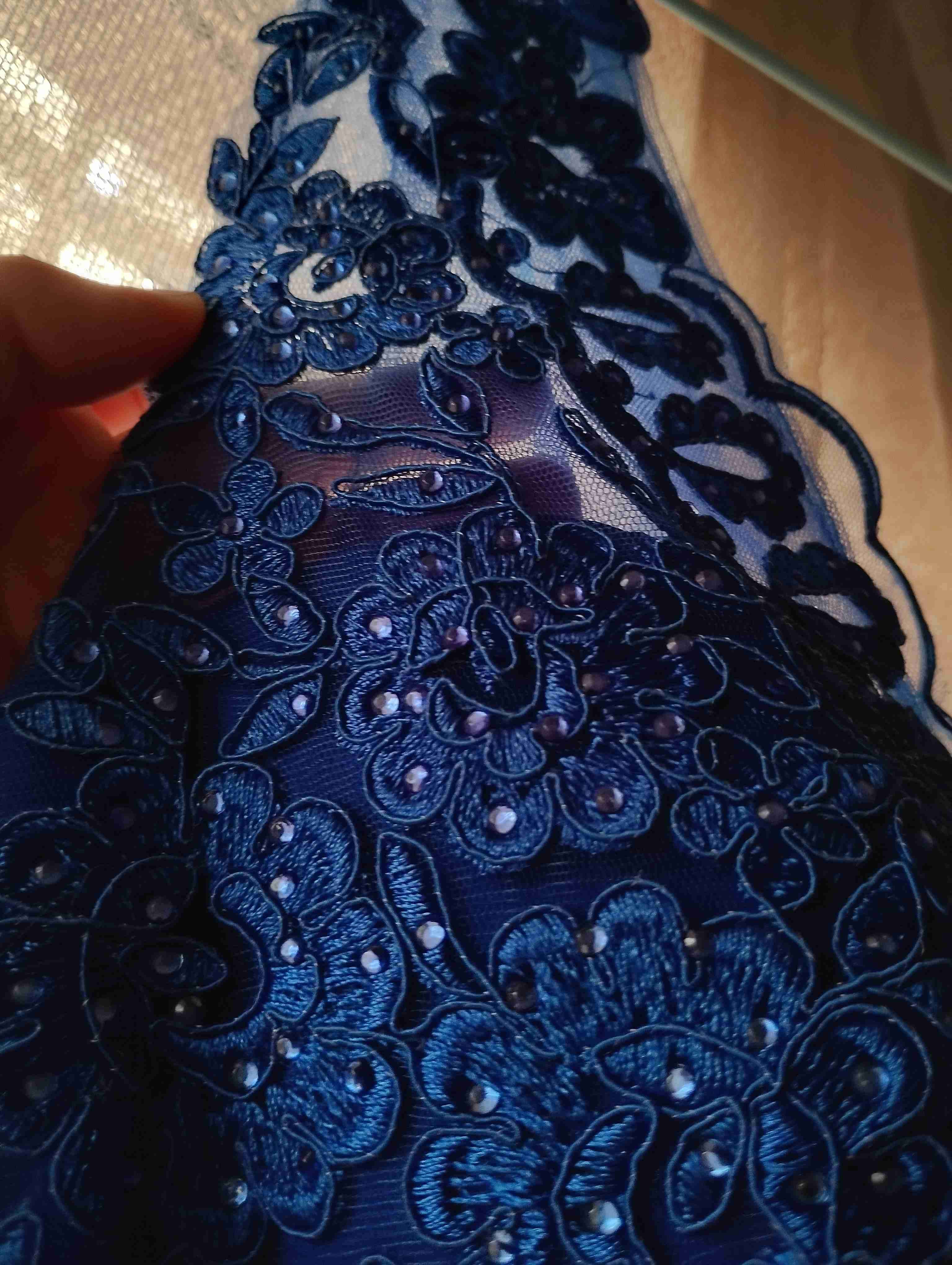 Vestido azul con encaje floral - miniatura 2