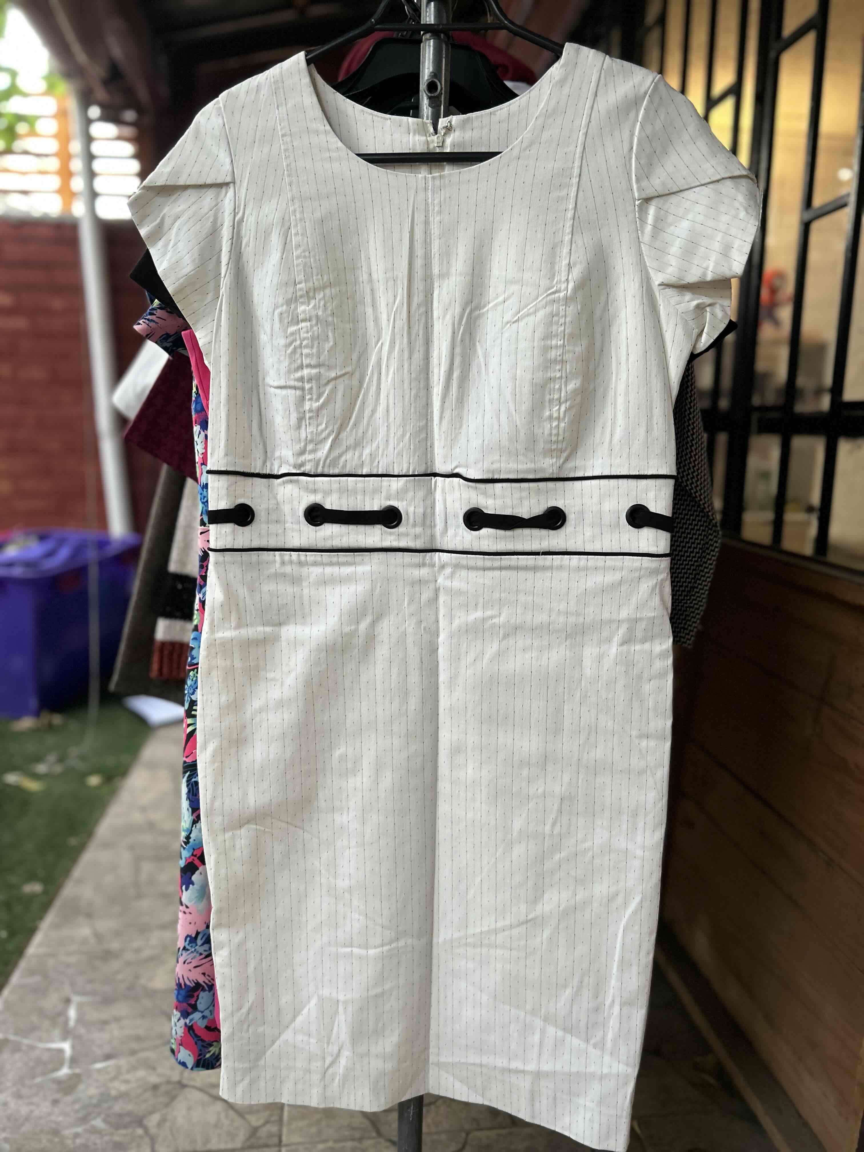 Vestido blanco y negro elegante - 1