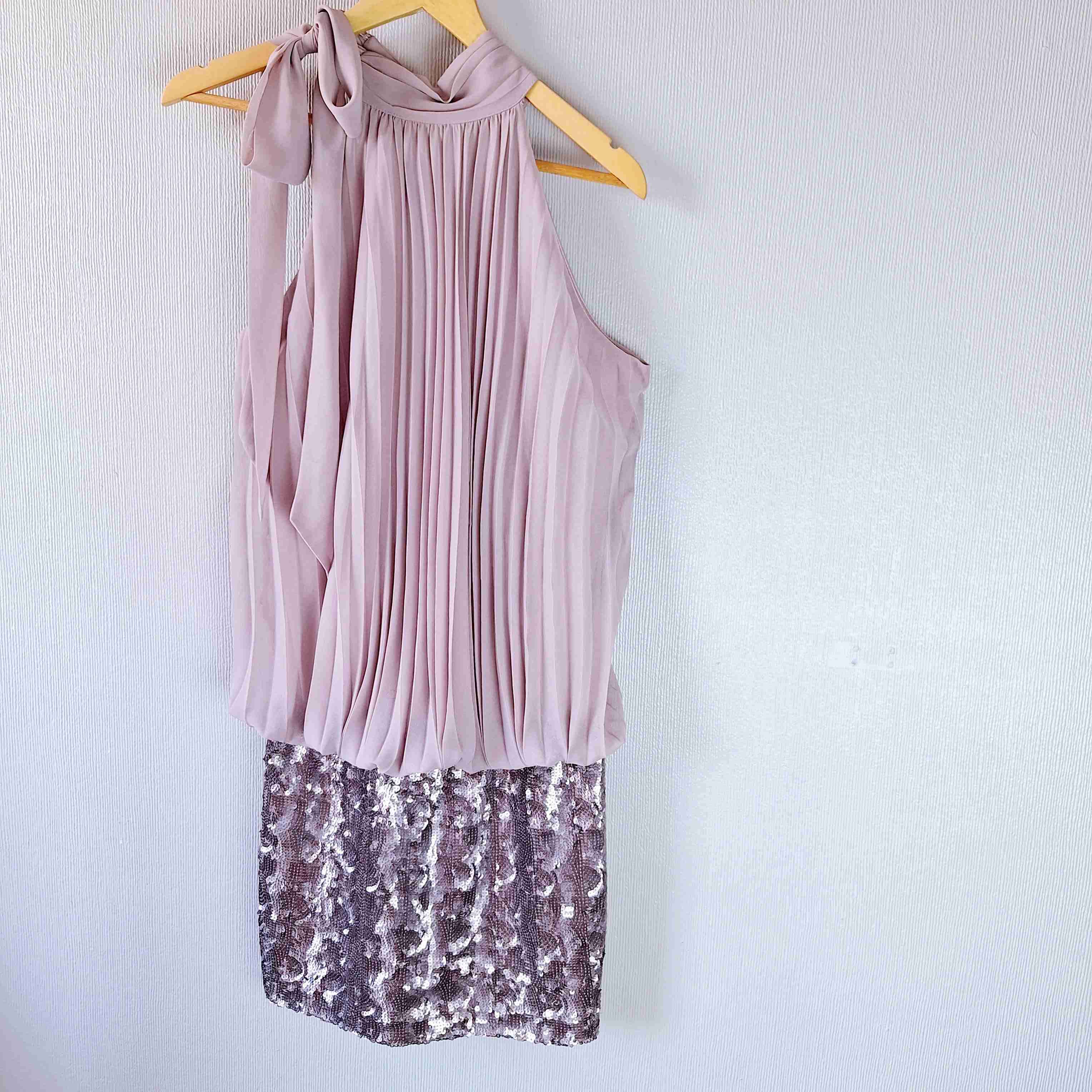 Vestido halter plisado y lentejuelas