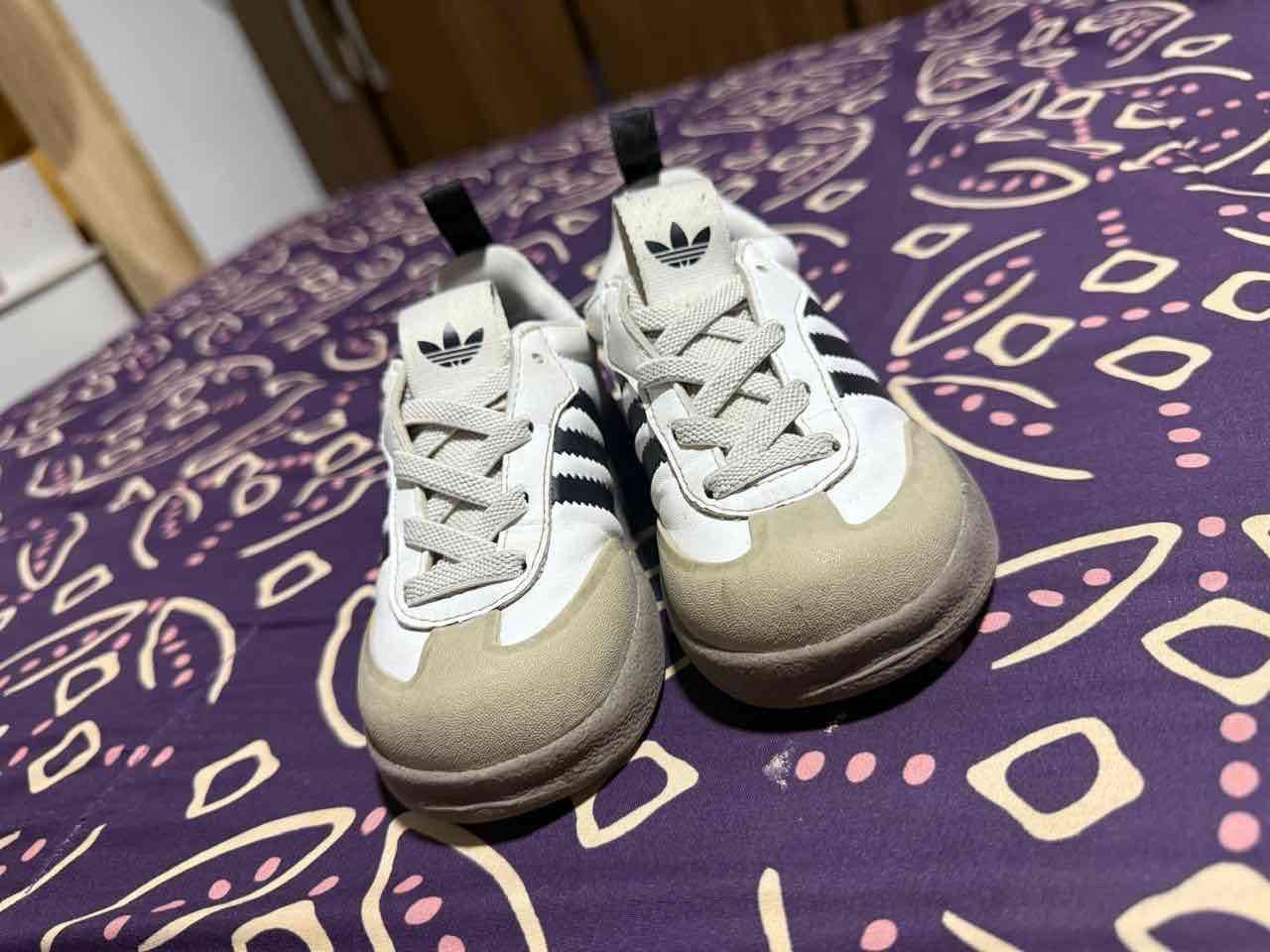 Zapatillas deportivas blancas negras - miniatura 1