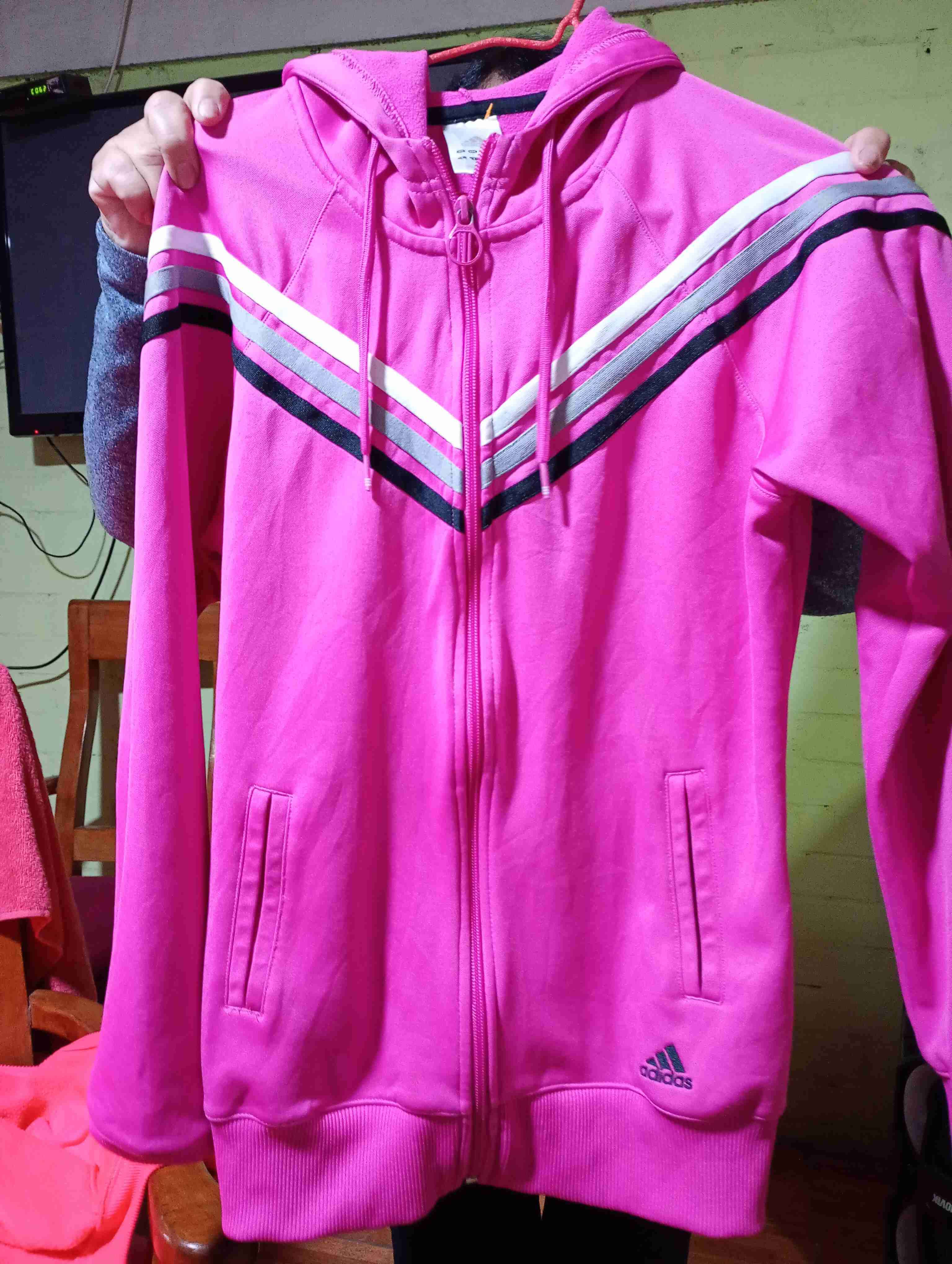 Polerón rosado Adidas con capucha
