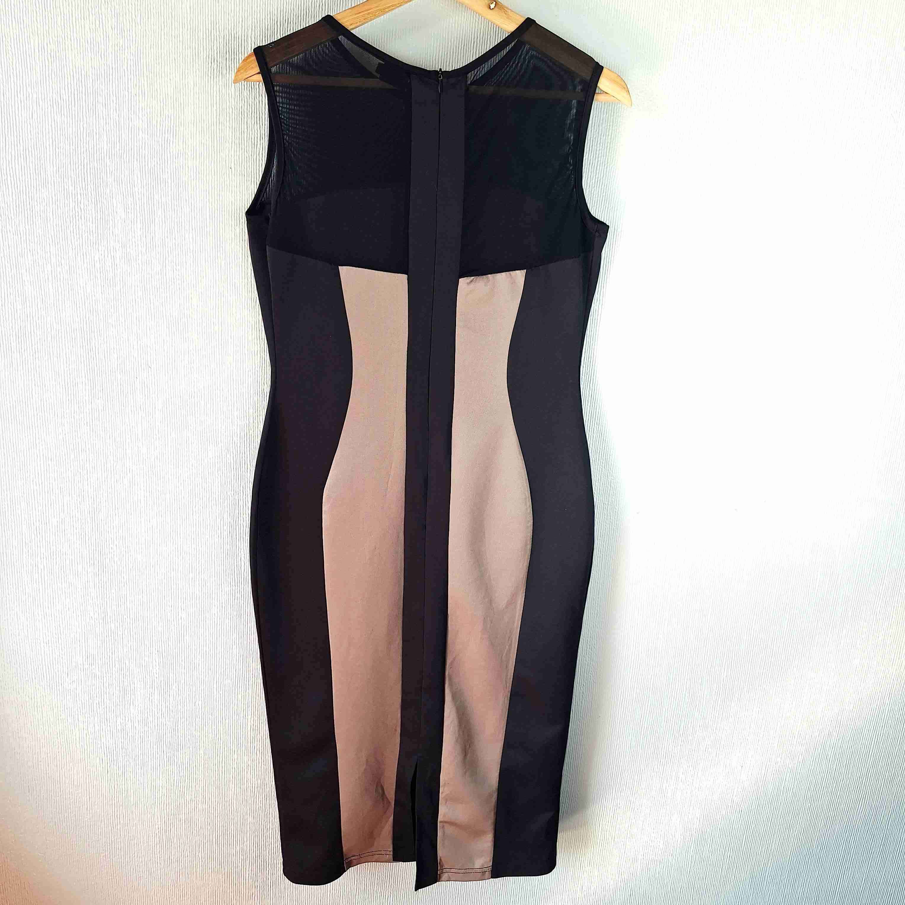 Vestido ajustado beige y negro - miniatura 3