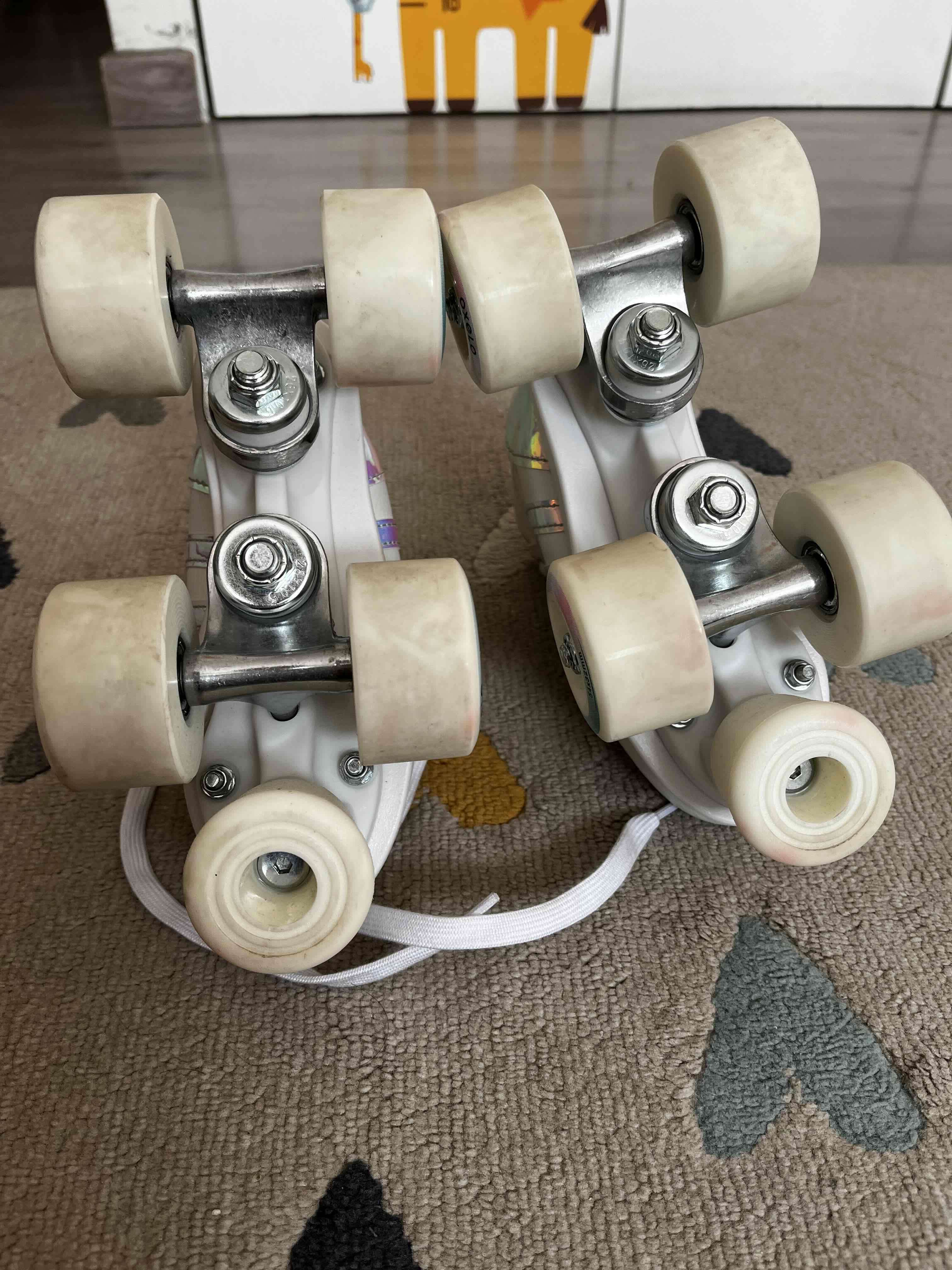 Patines de cuatro ruedas blancos talla EU30 - miniatura 3