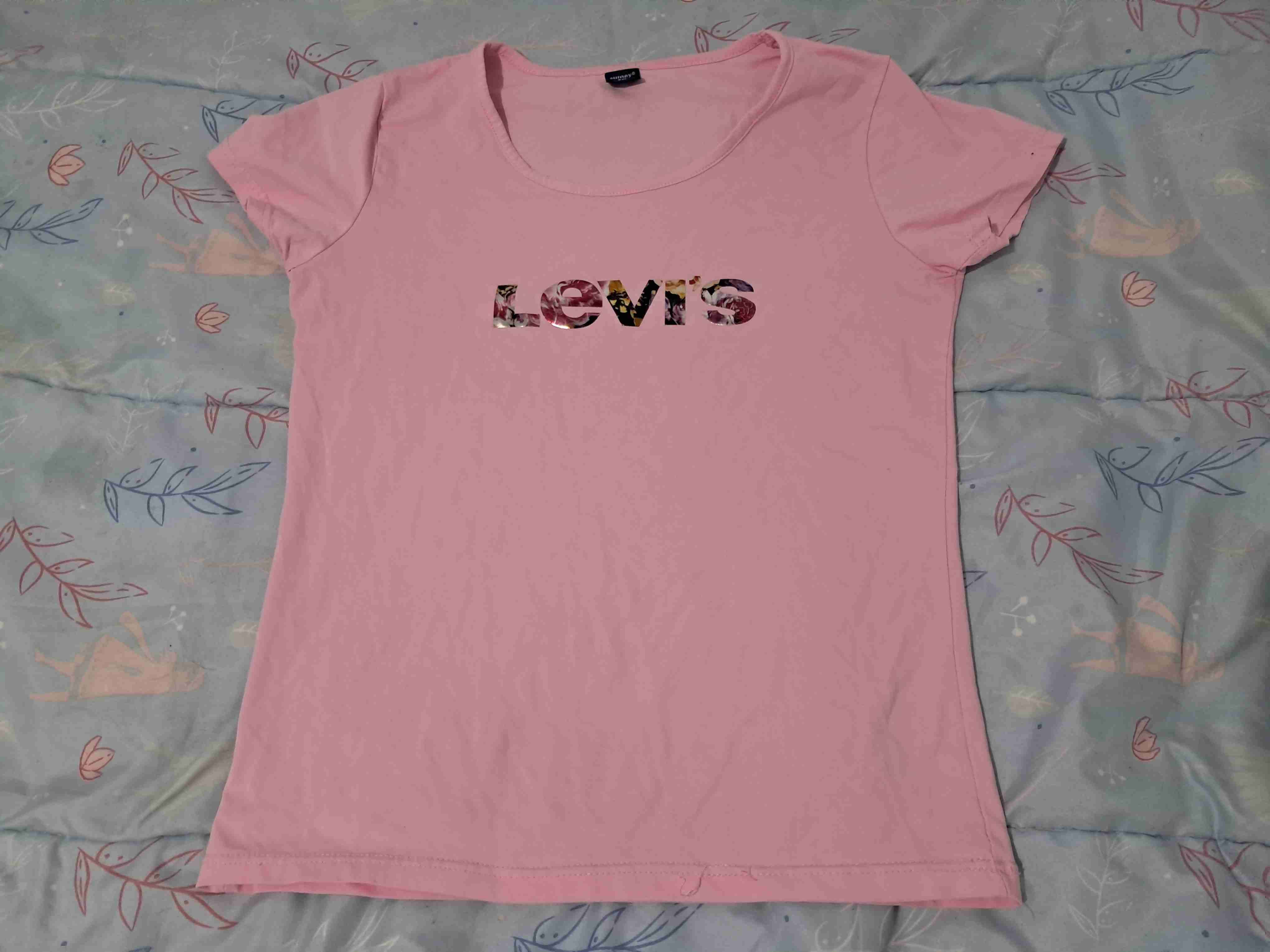 Polera rosa Levi's