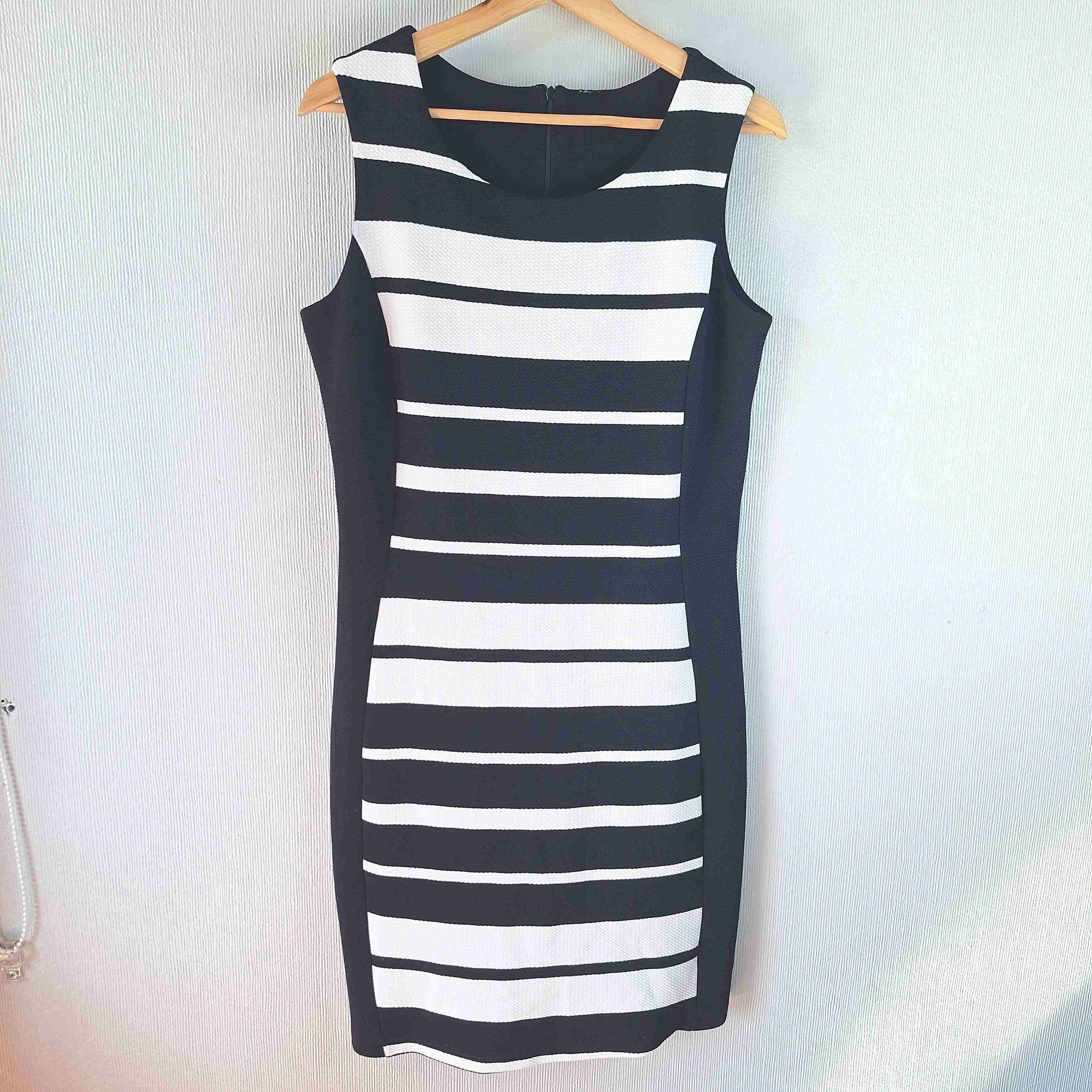 Vestido de rayas blanco y negro - miniatura 1