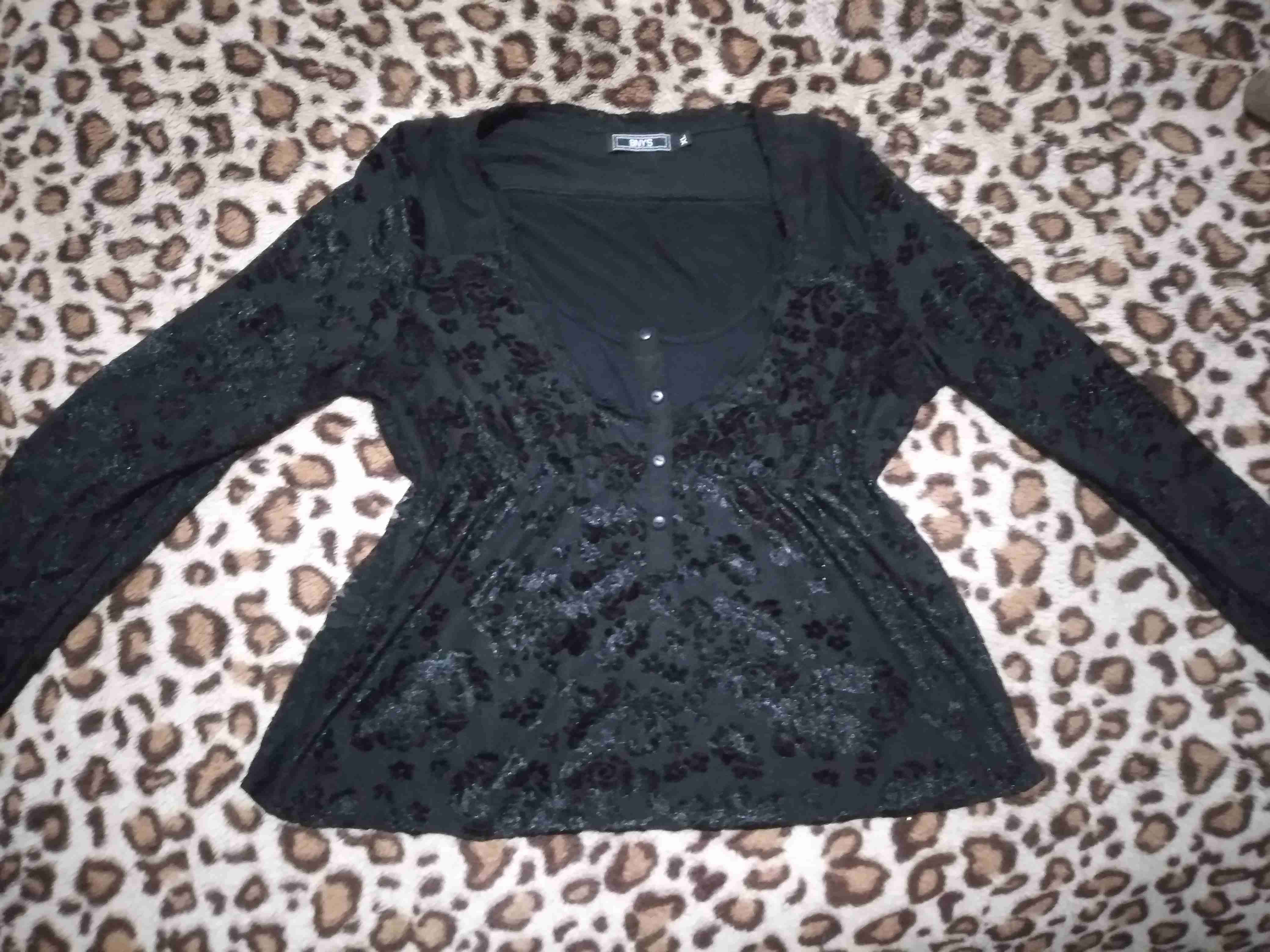 Blusa negra con encaje floral - 1
