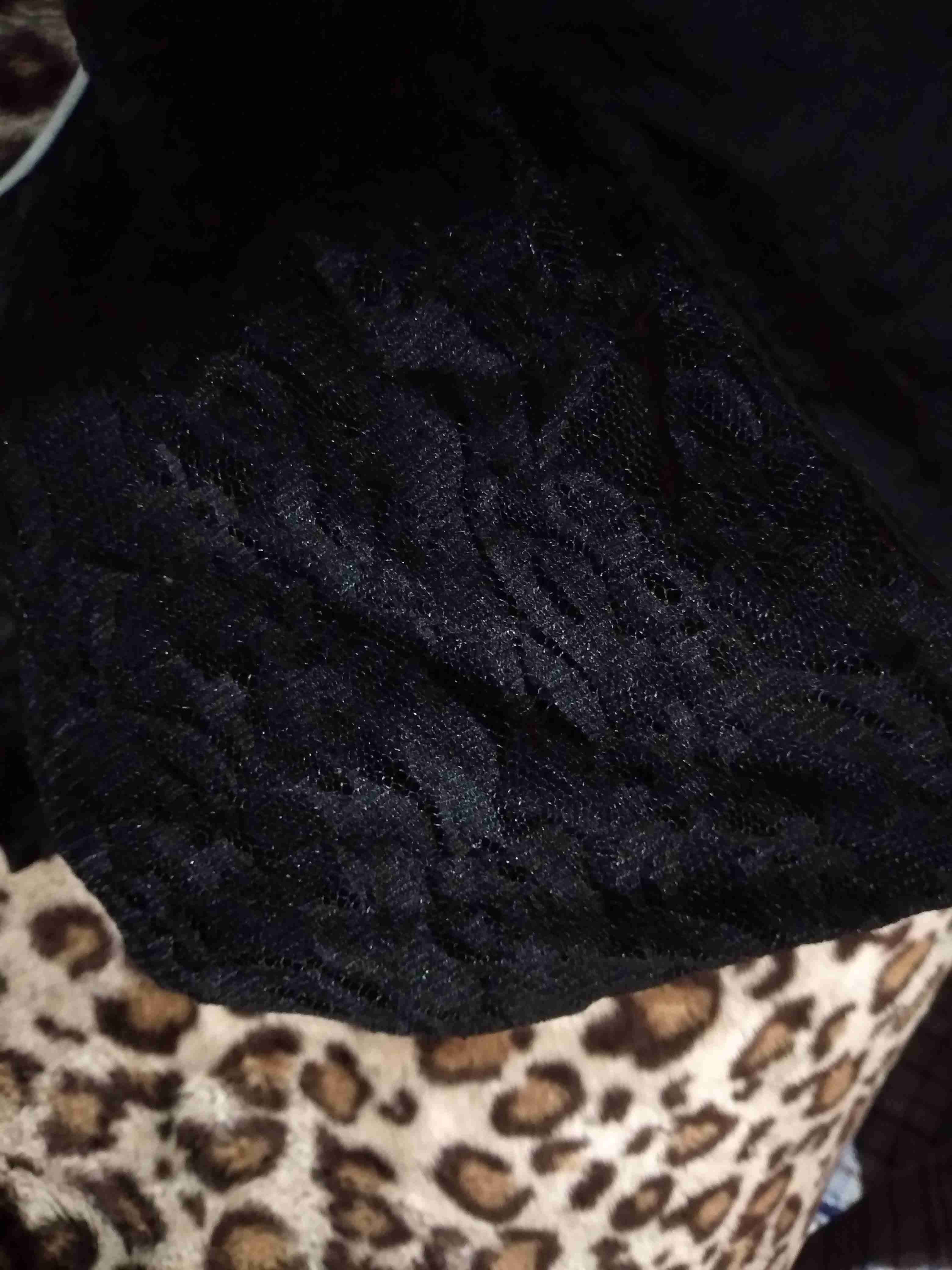 Blusa negra con encaje floral - 3