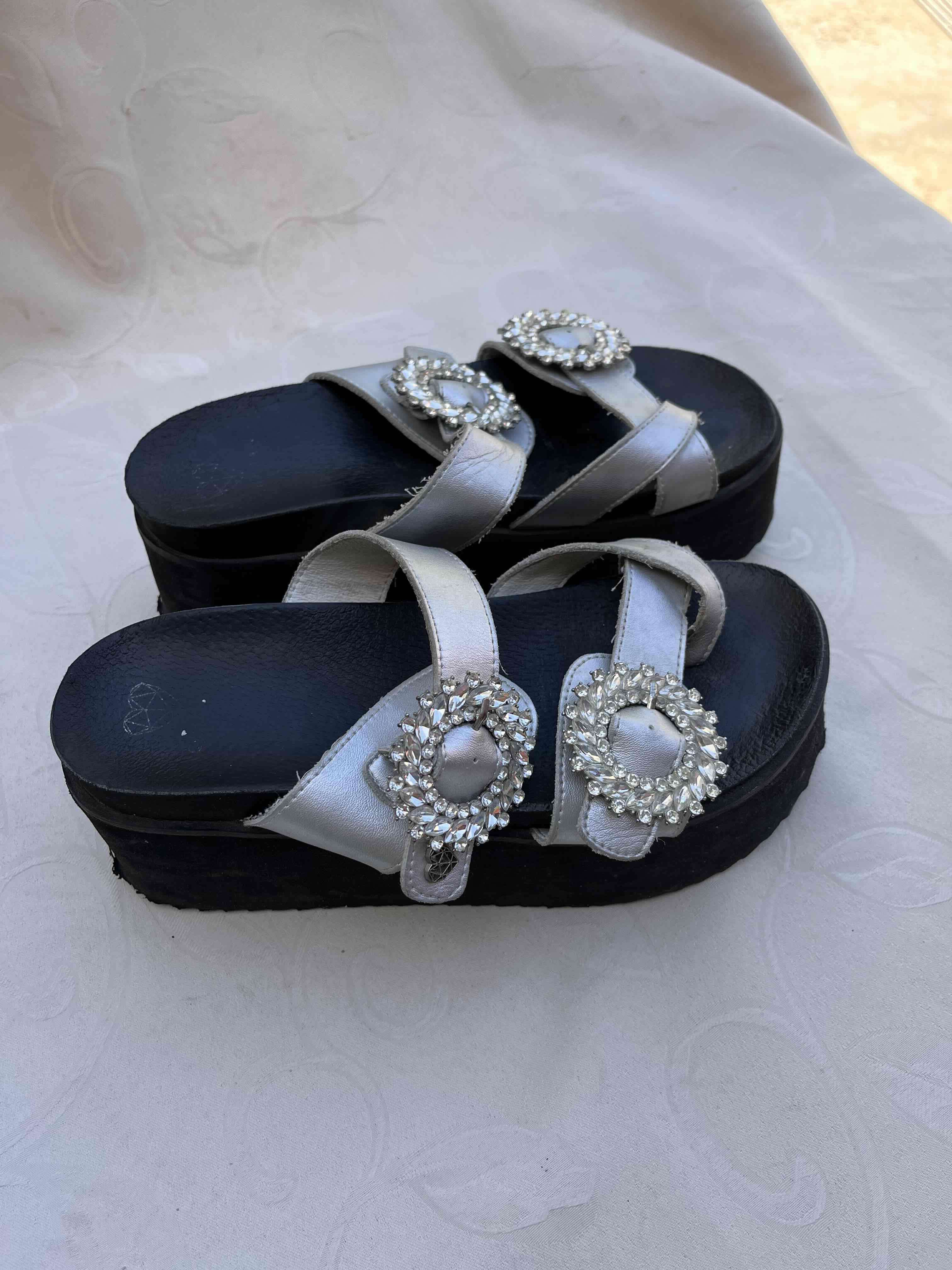 Sandalias con plataforma y joyas - miniatura 3