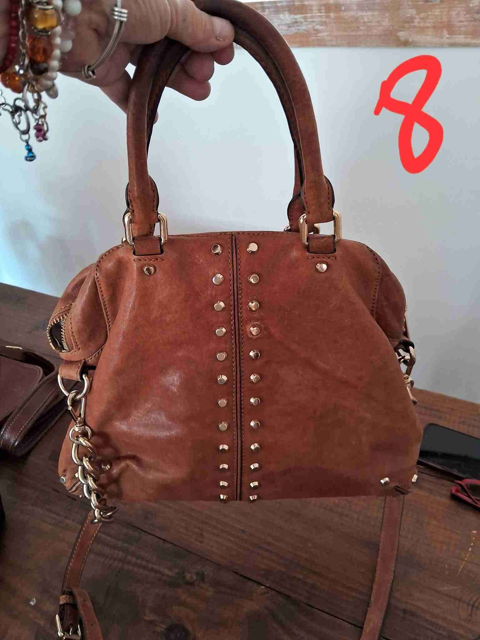 Bolso de cuero marrón con tachas Mk - 2