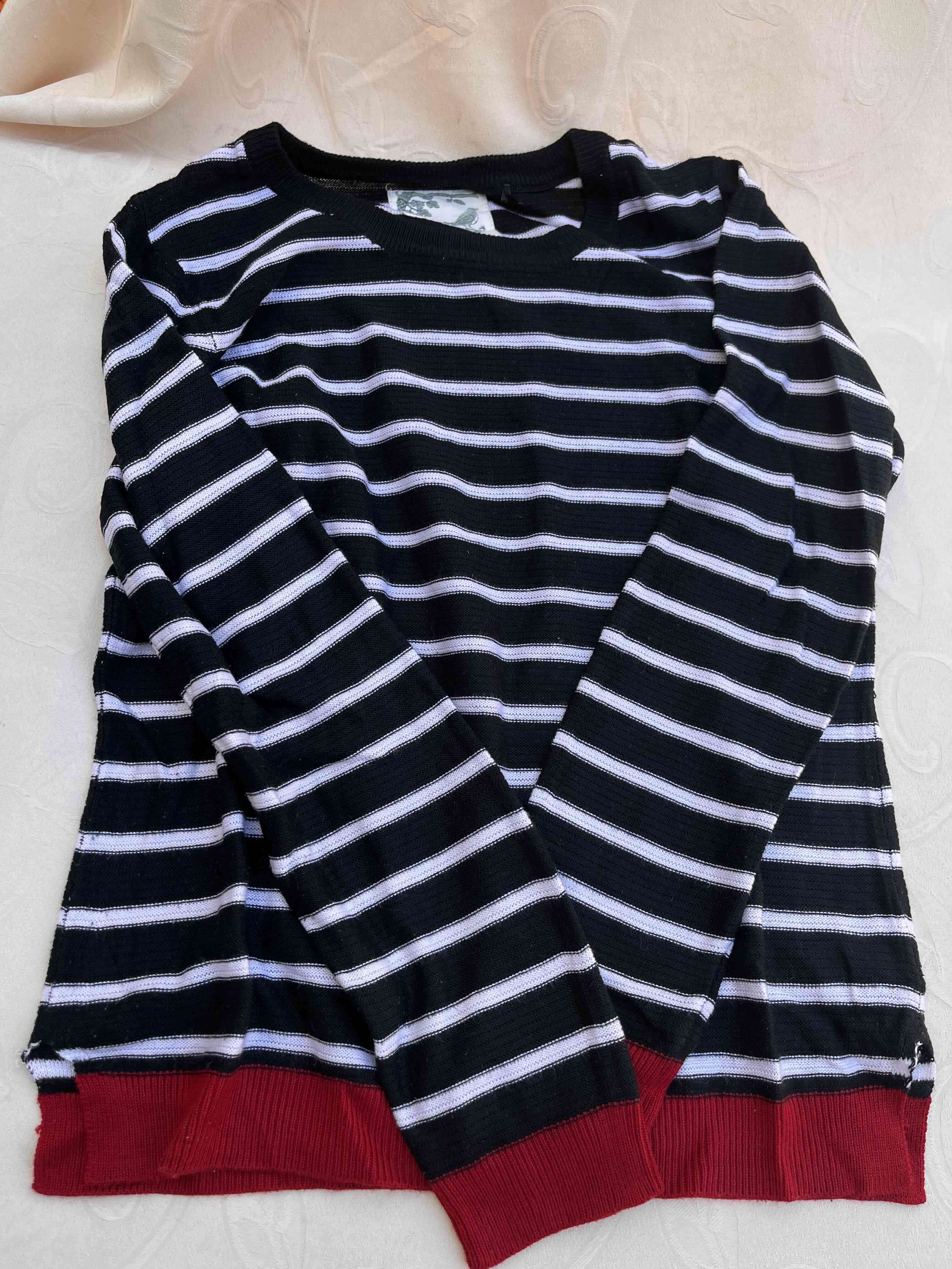 Suéter rayado negro y blanco