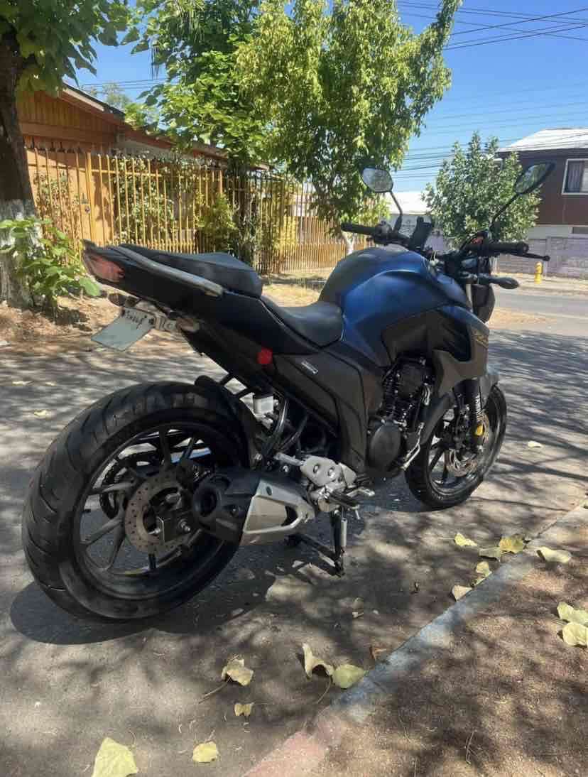Fz 250 Moto azul en excelente estado - 2