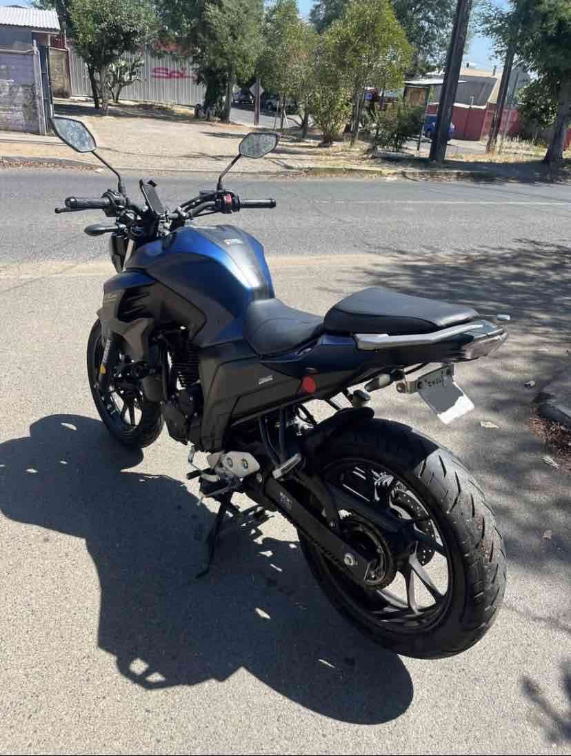 Fz 250 Moto azul en excelente estado - 4