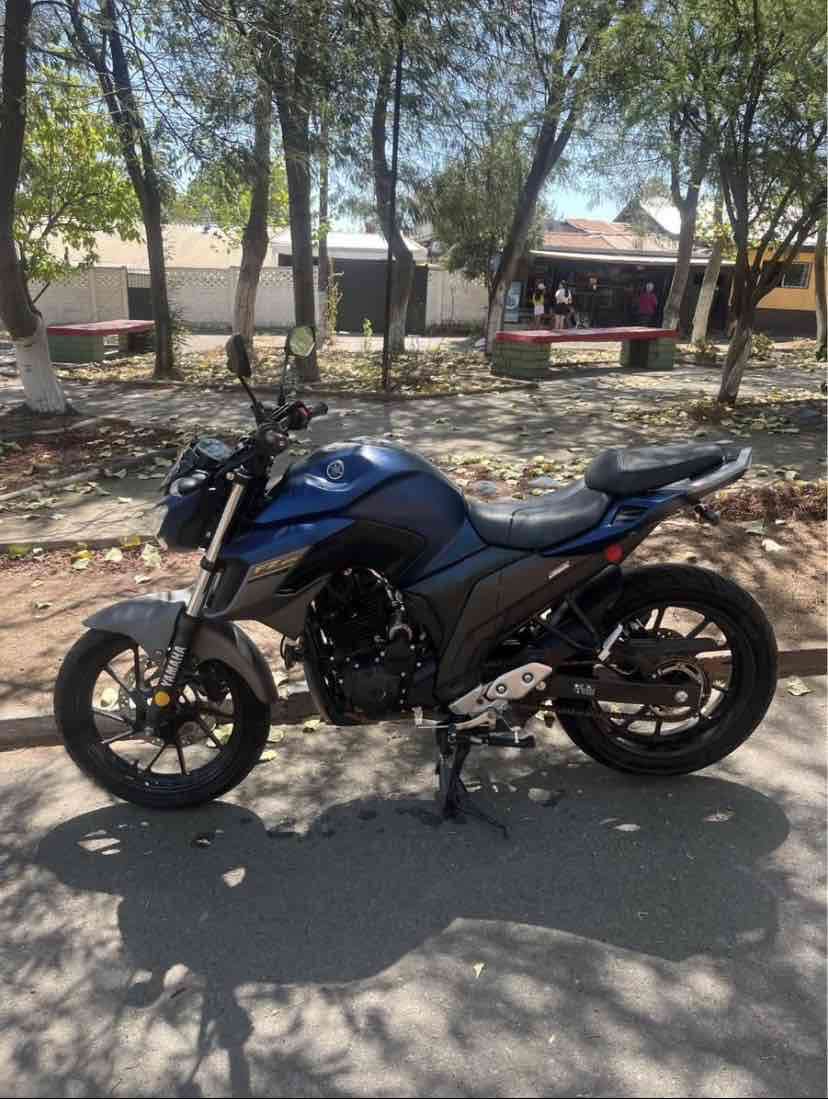 Fz 250 Moto azul en excelente estado - 5
