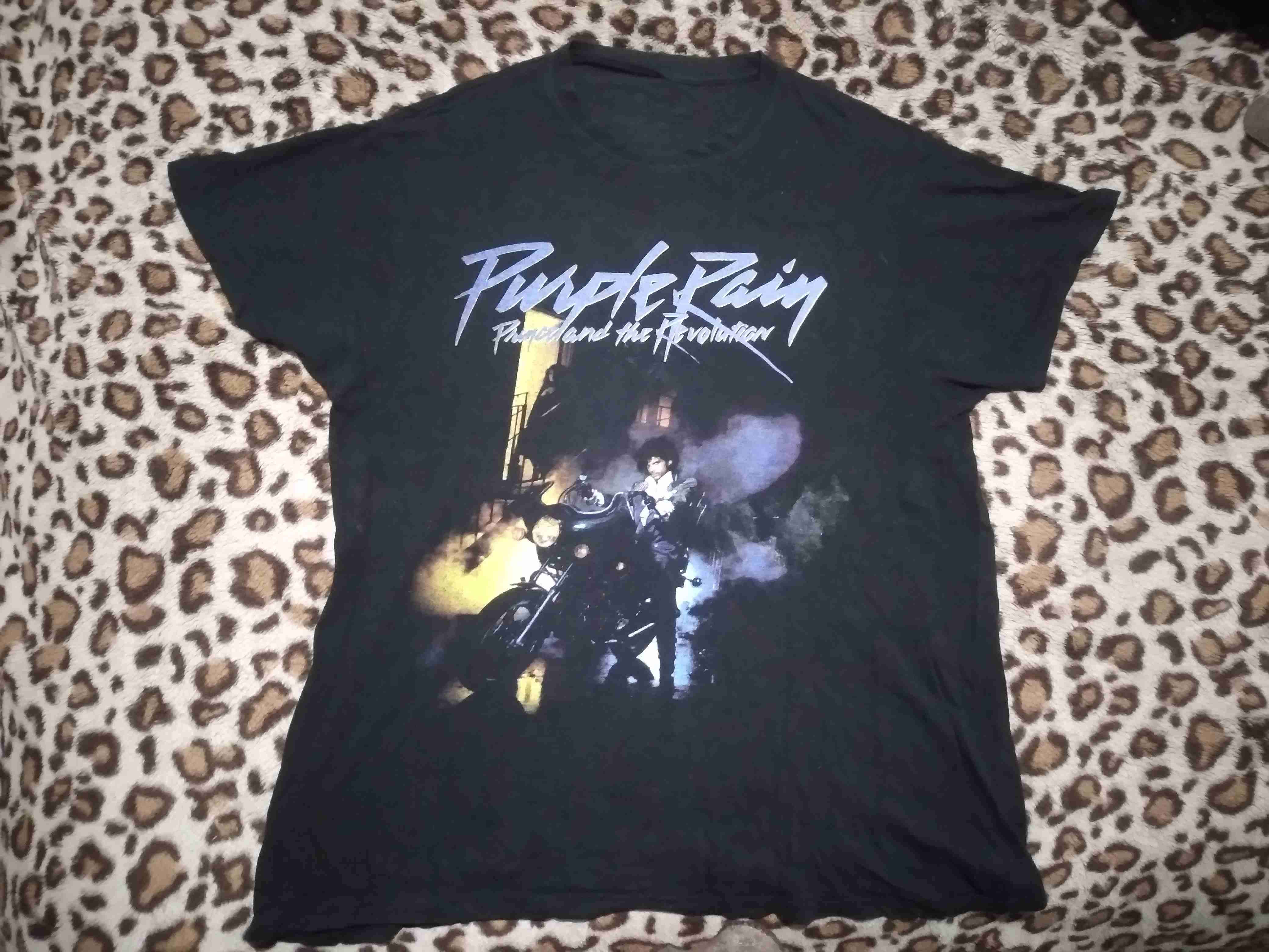 Polera negra Purple Rain