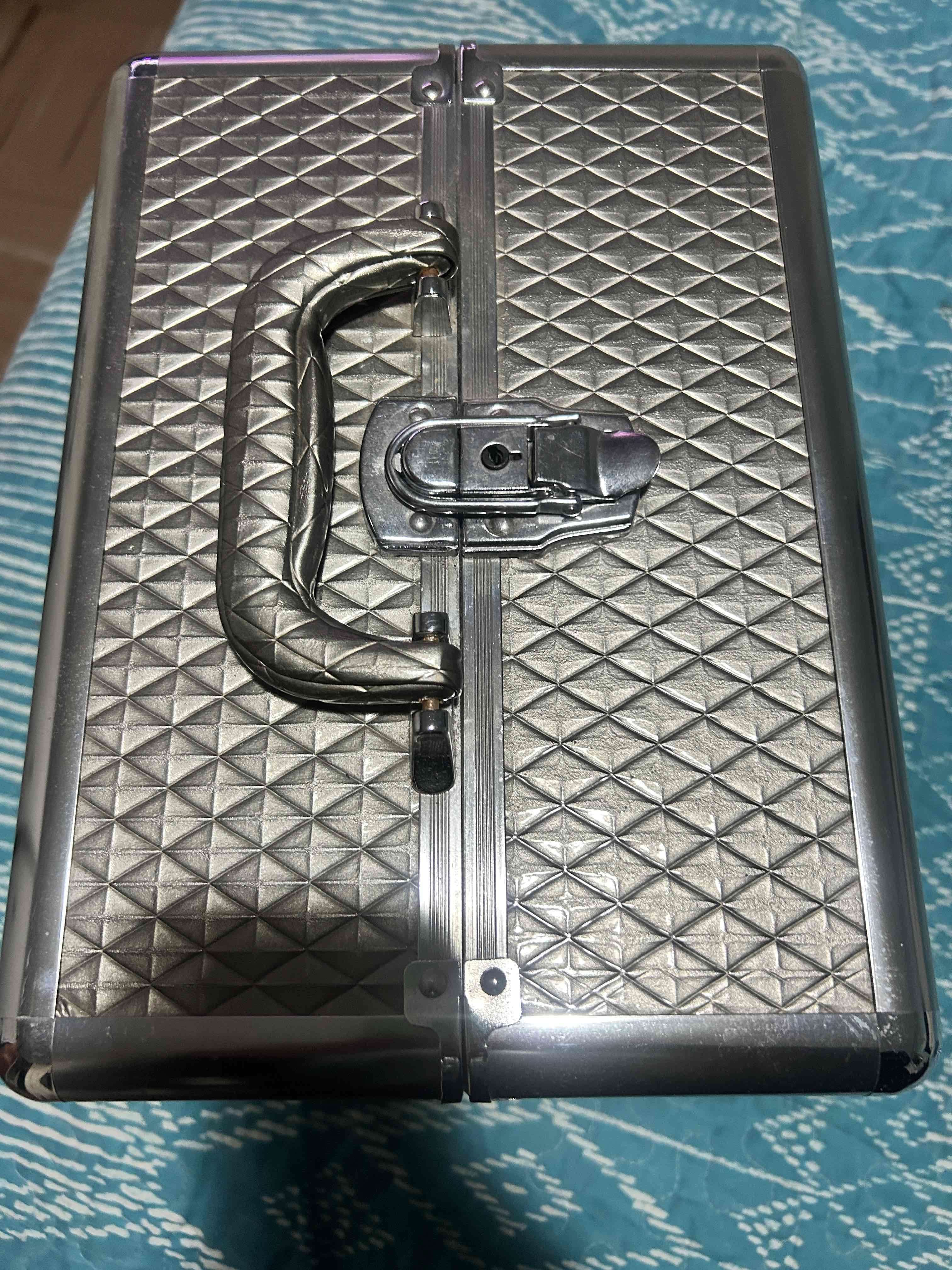 Maletín metálico con maquillaje - miniatura 1