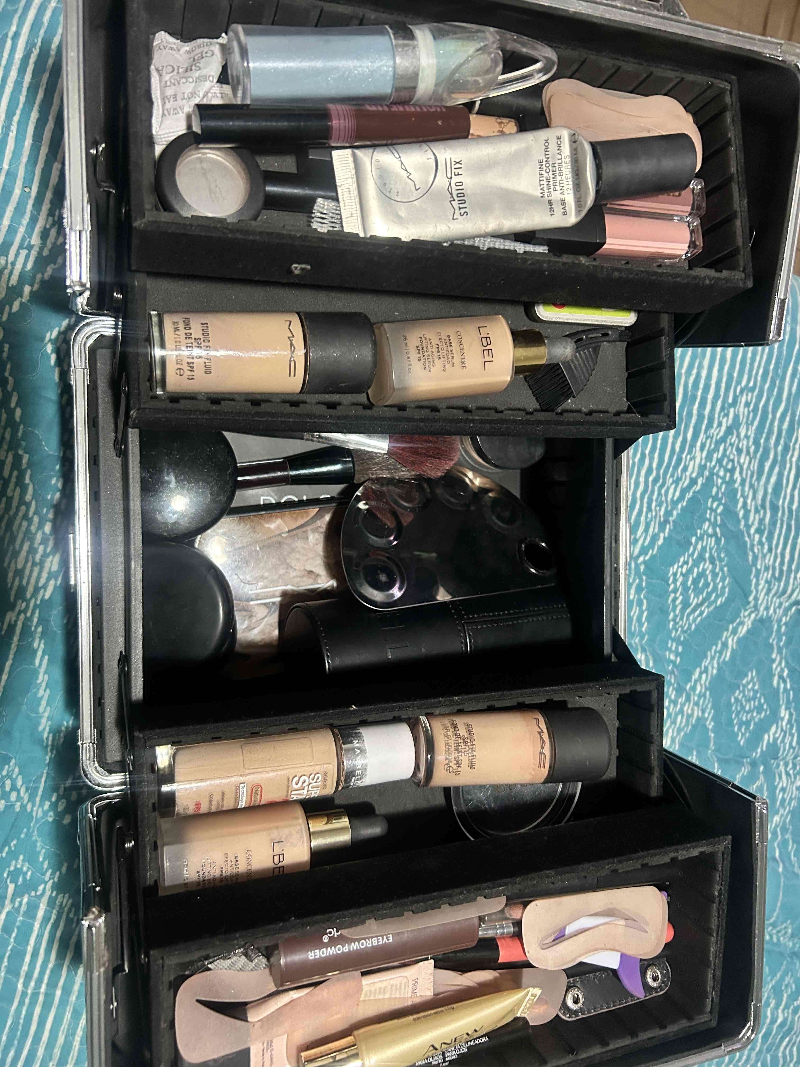 Maletín metálico con maquillaje - miniatura 4