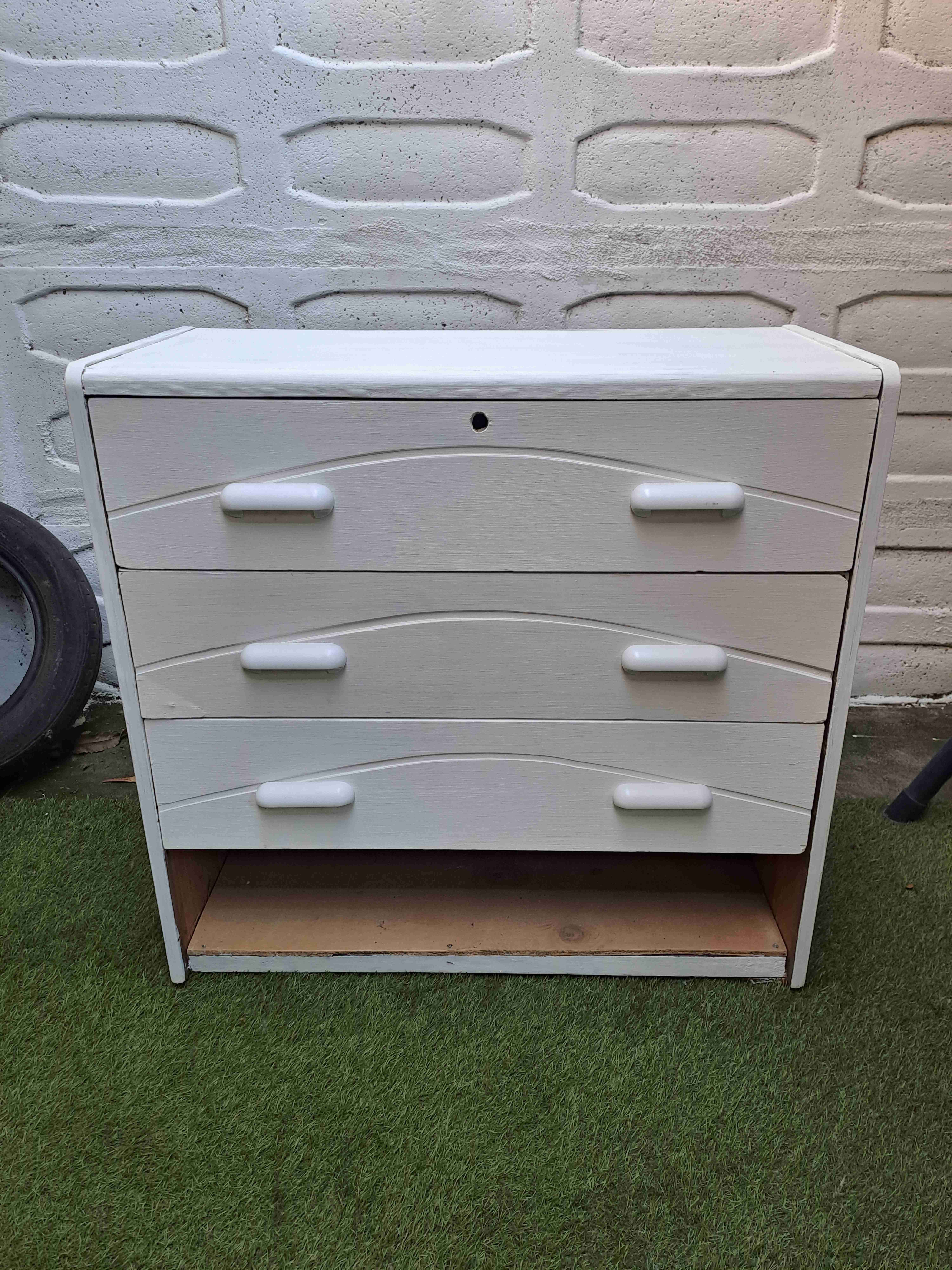 Cómoda blanca de madera - miniatura 1