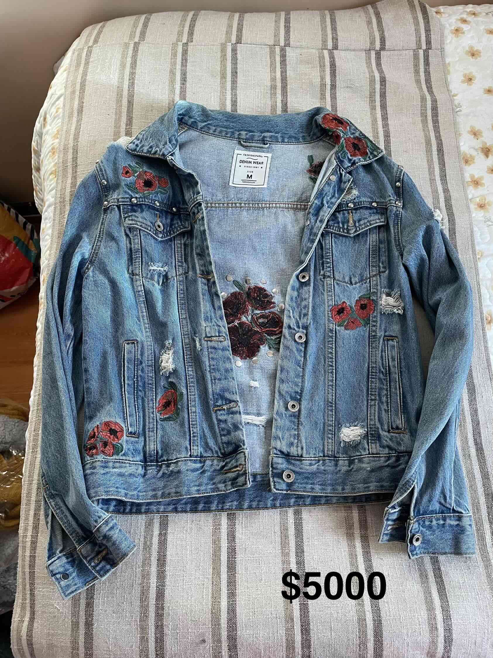 Chaqueta de mezclilla bordada