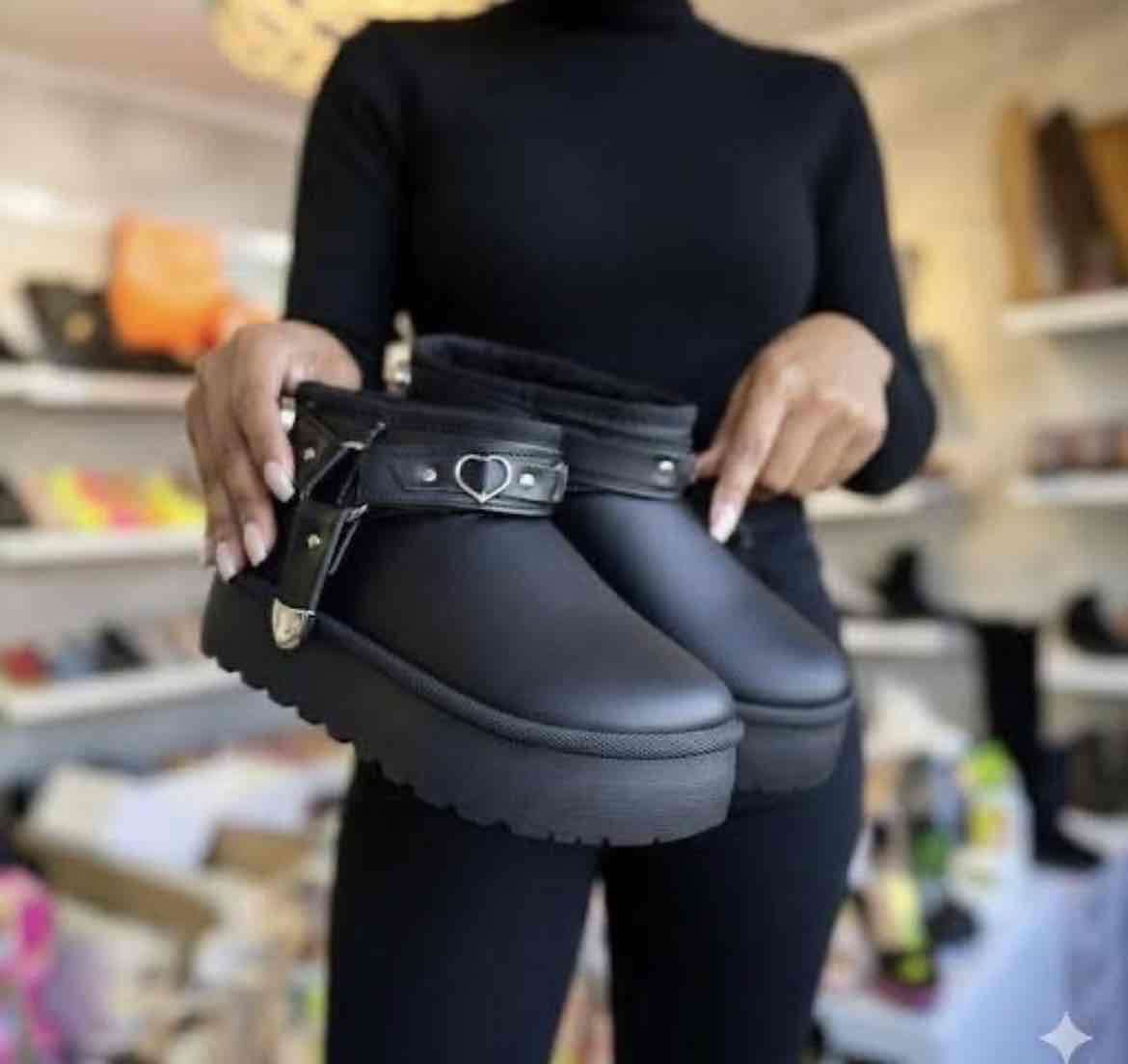 Botas forradas negras con detalle de corazón - miniatura 1