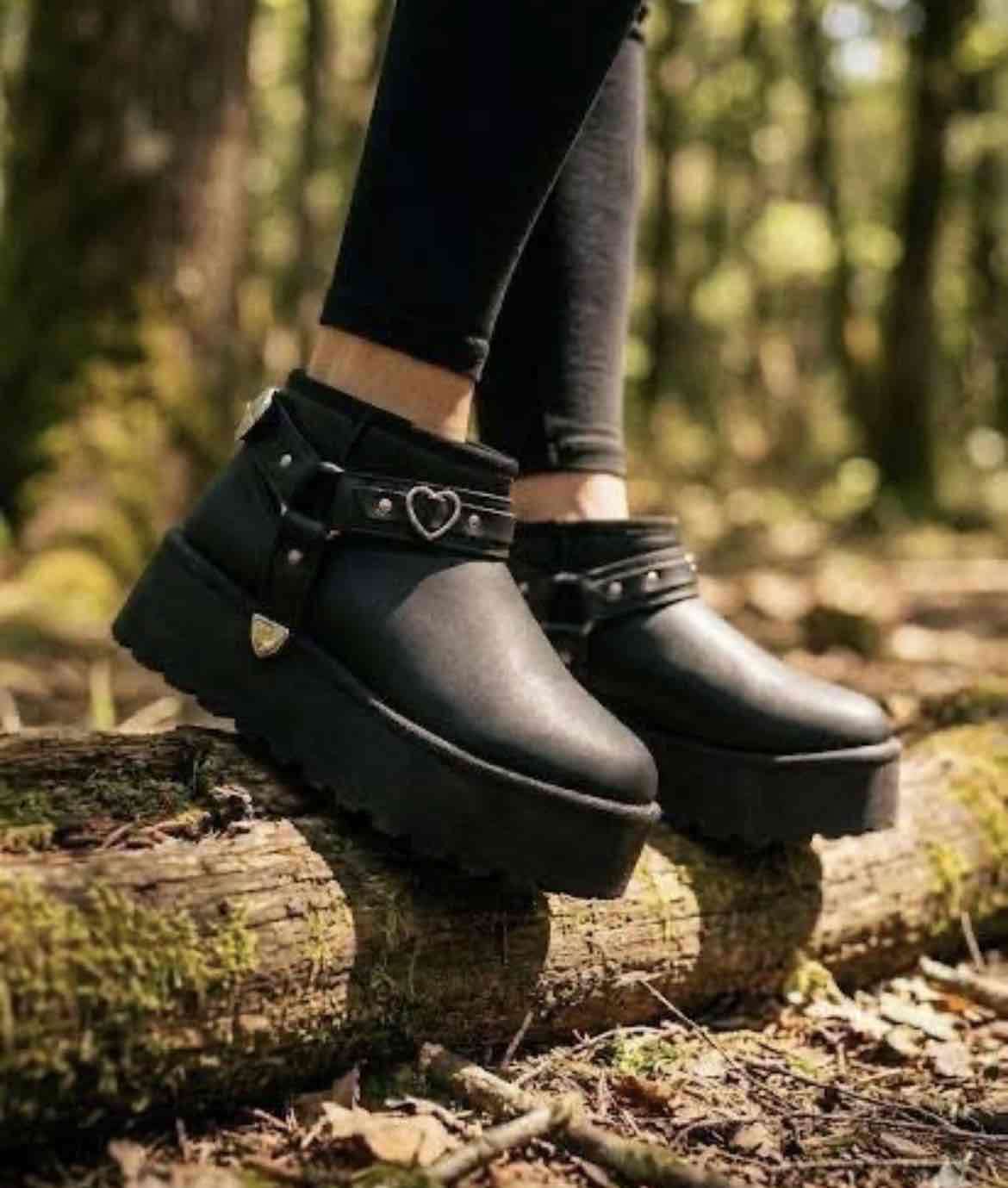 Botas forradas negras con detalle de corazón - miniatura 2