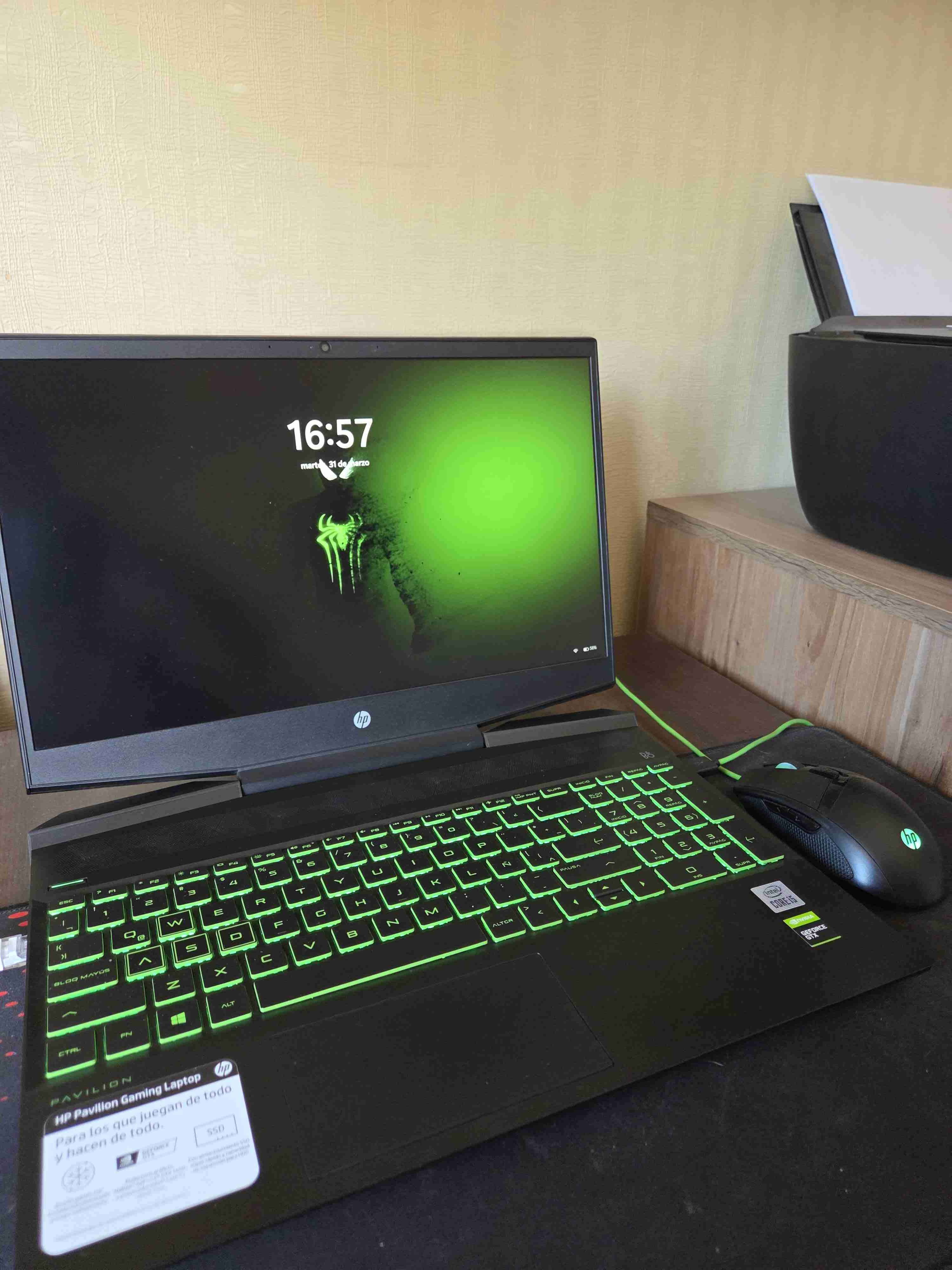 Laptop HP gaming con retroiluminación - 1