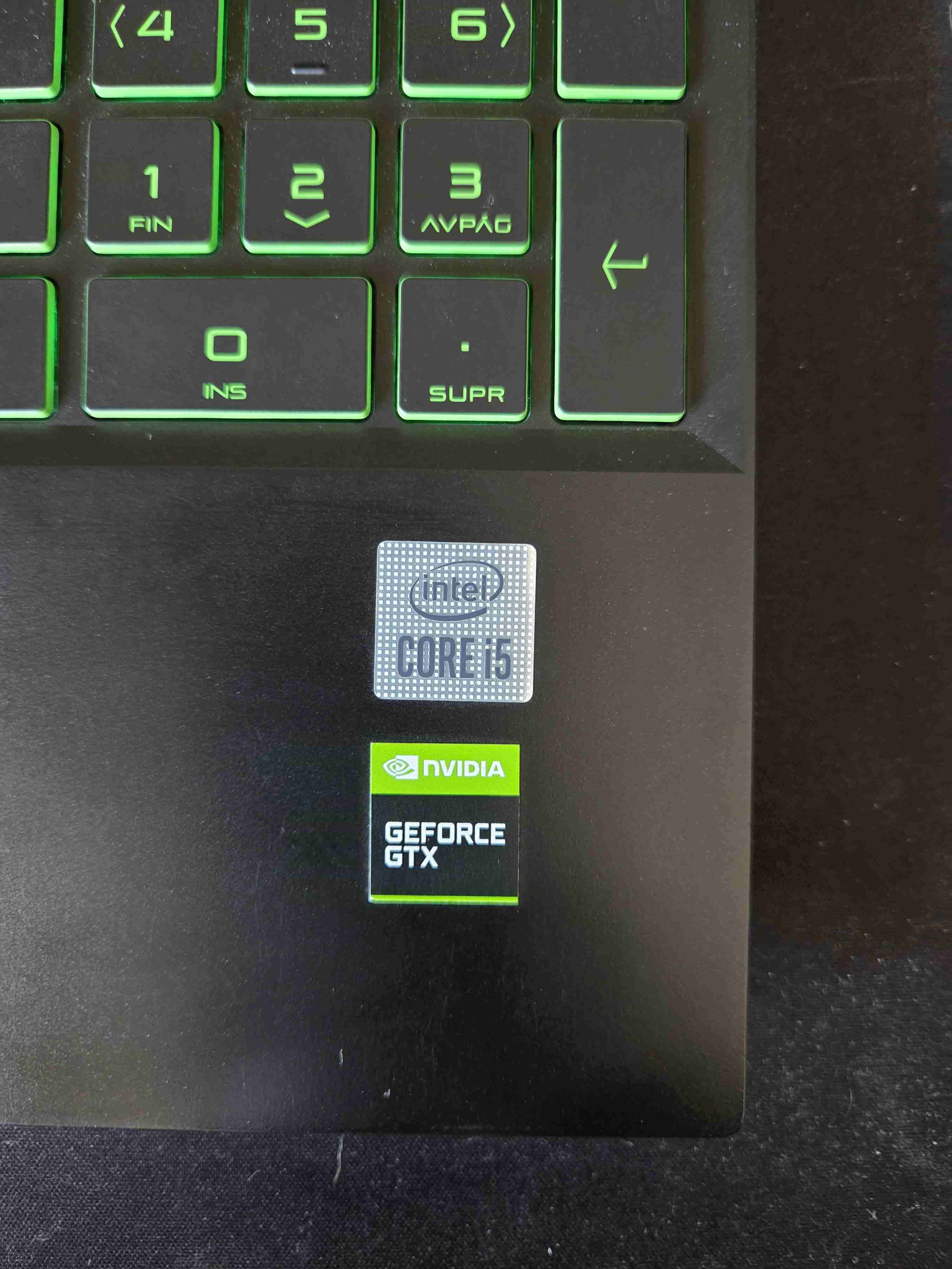 Laptop HP gaming con retroiluminación - 2