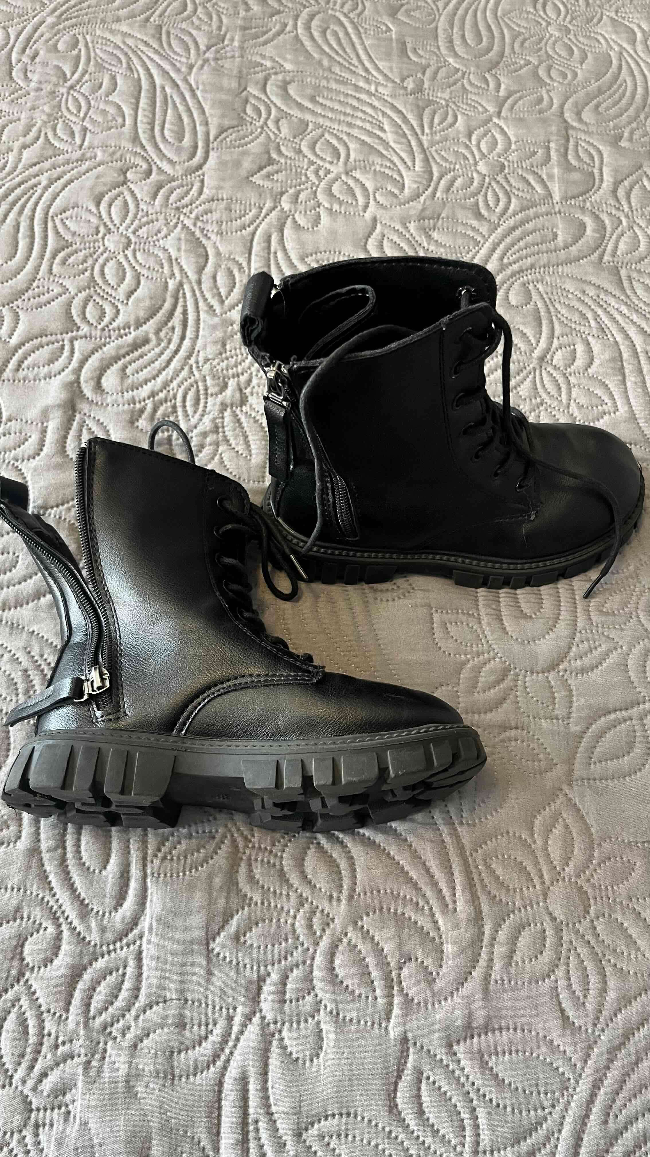 Botas negras con cordones