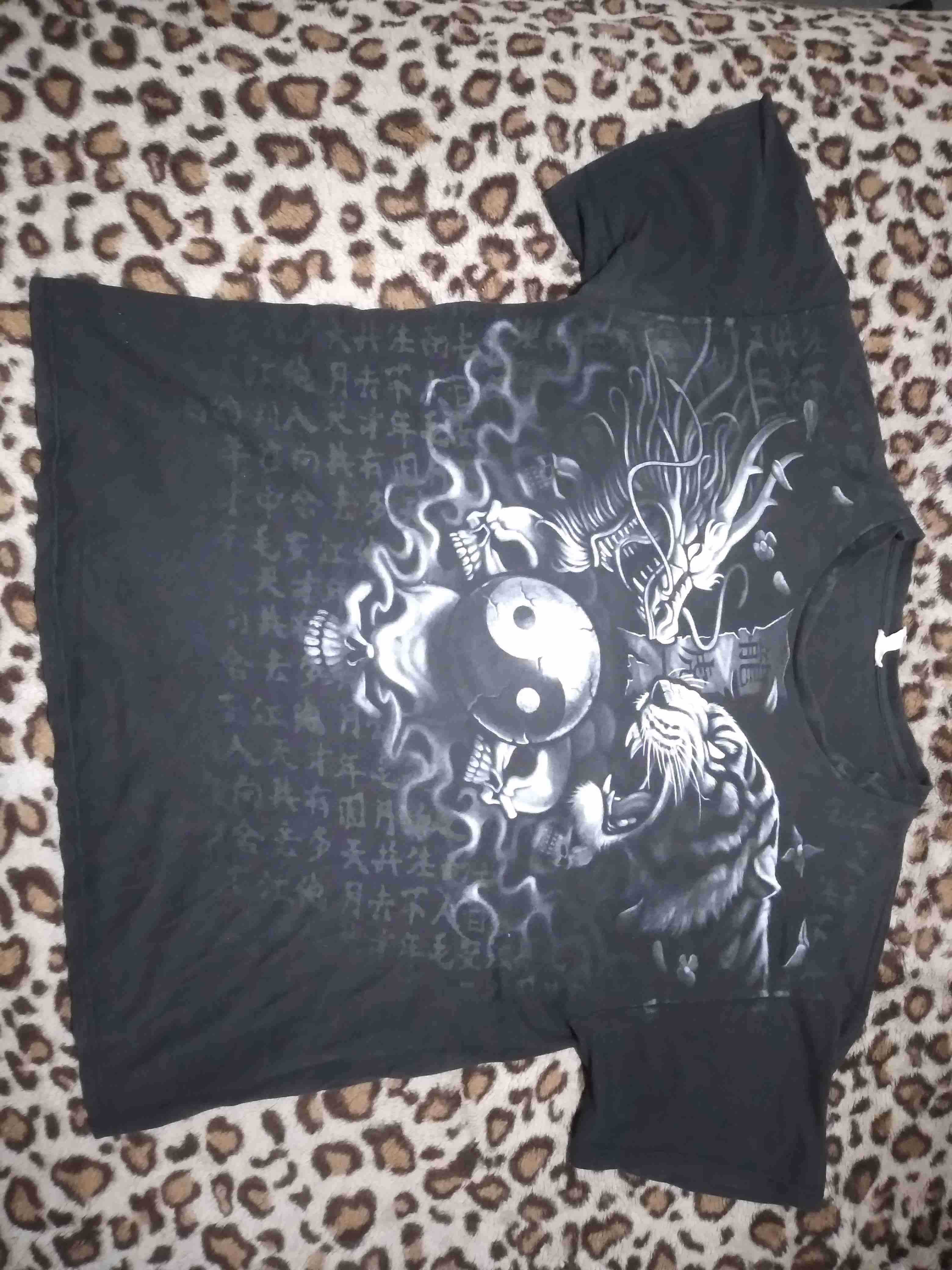 Polera negra con diseño oriental