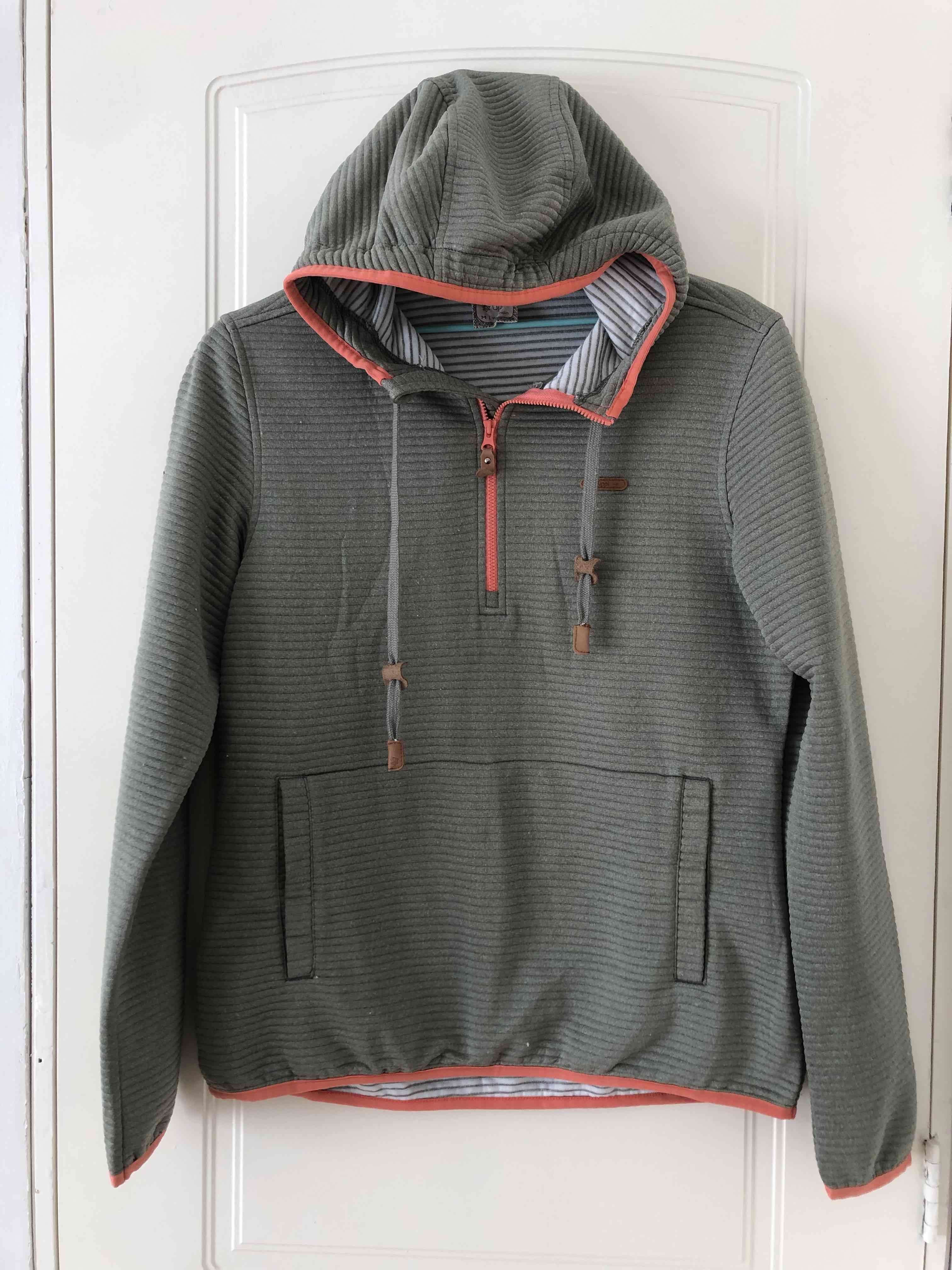 Polerón canguro gris con capucha