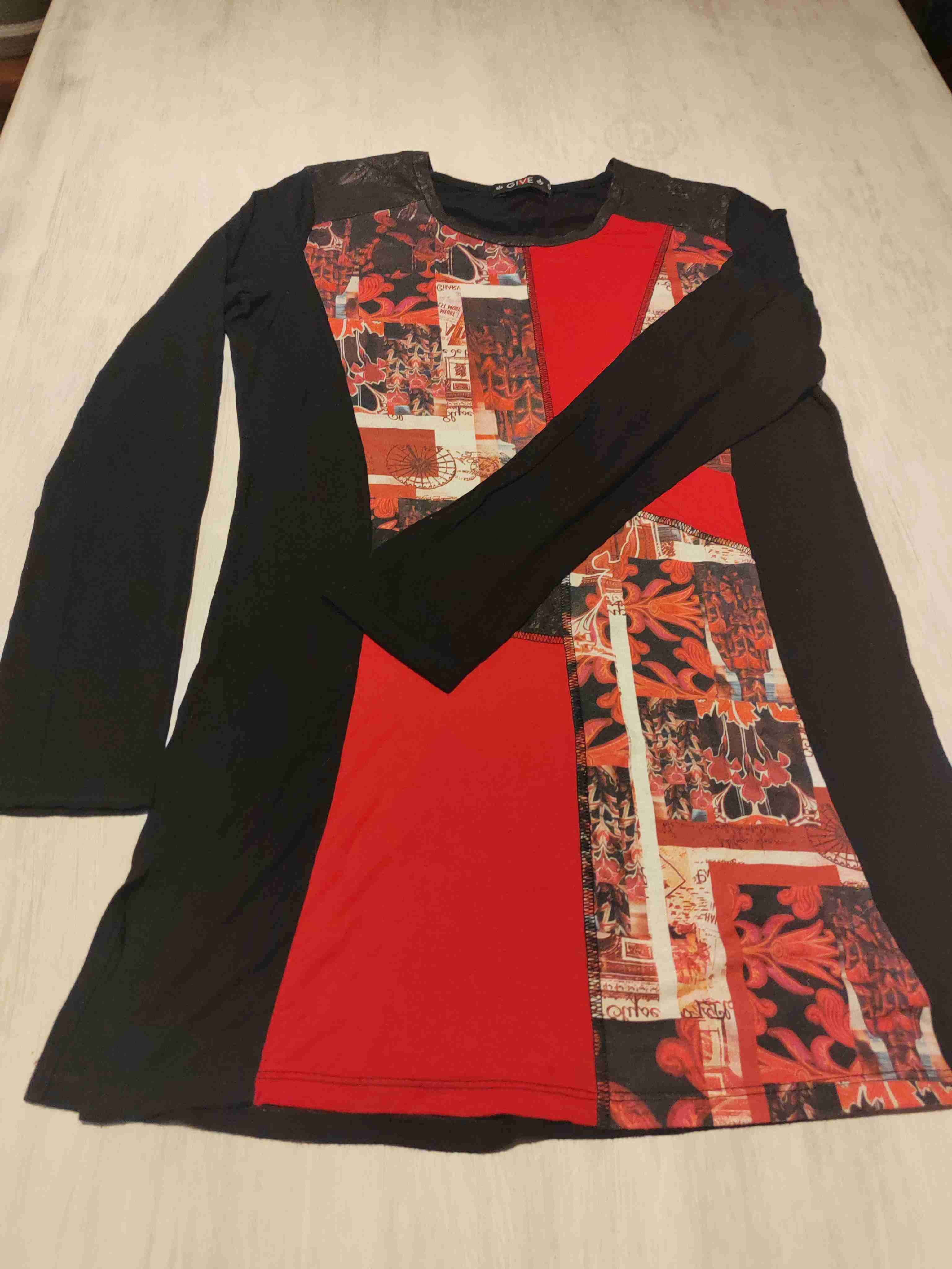 Polera larga negra y roja - 1