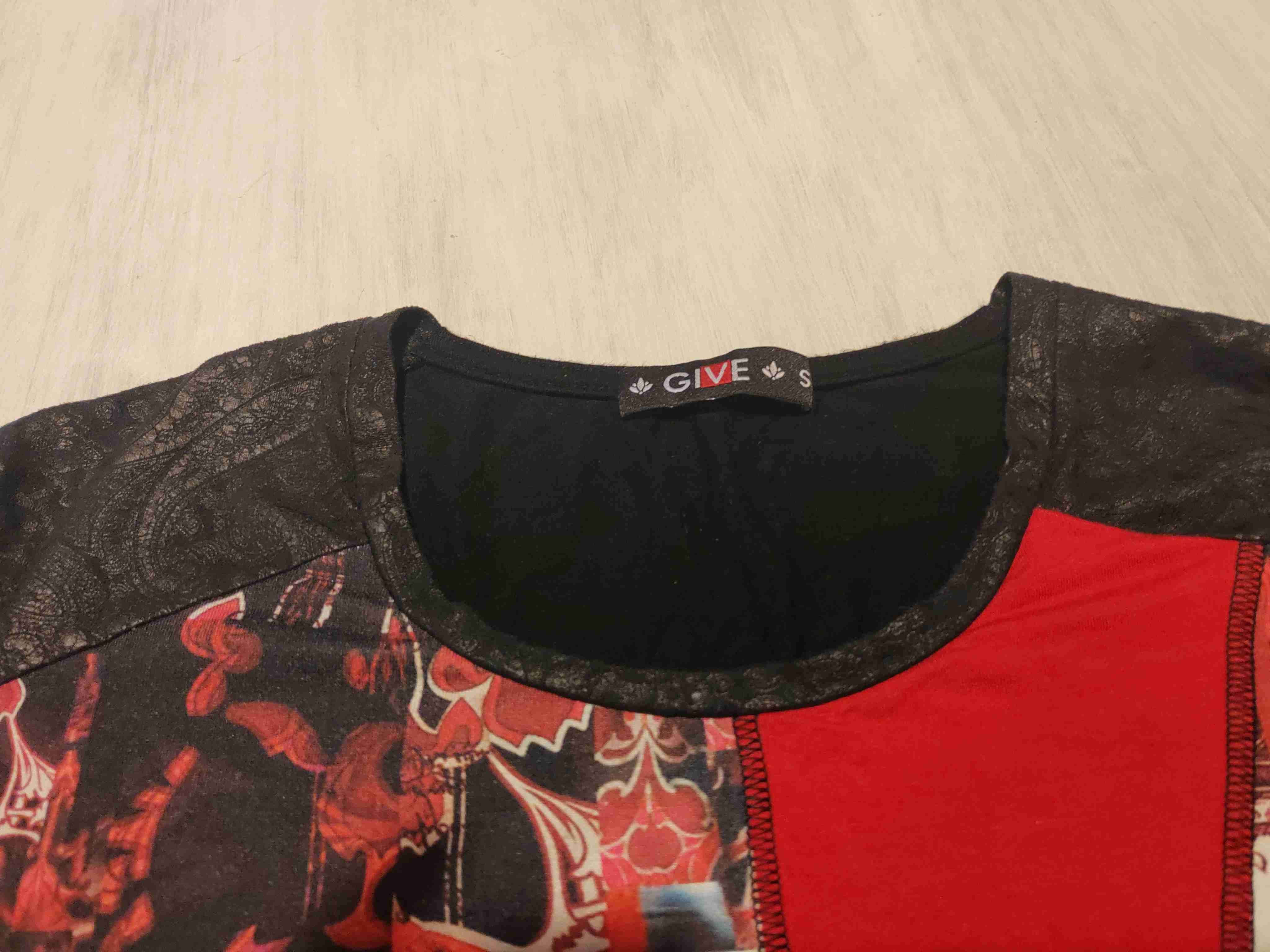 Polera larga negra y roja - 2