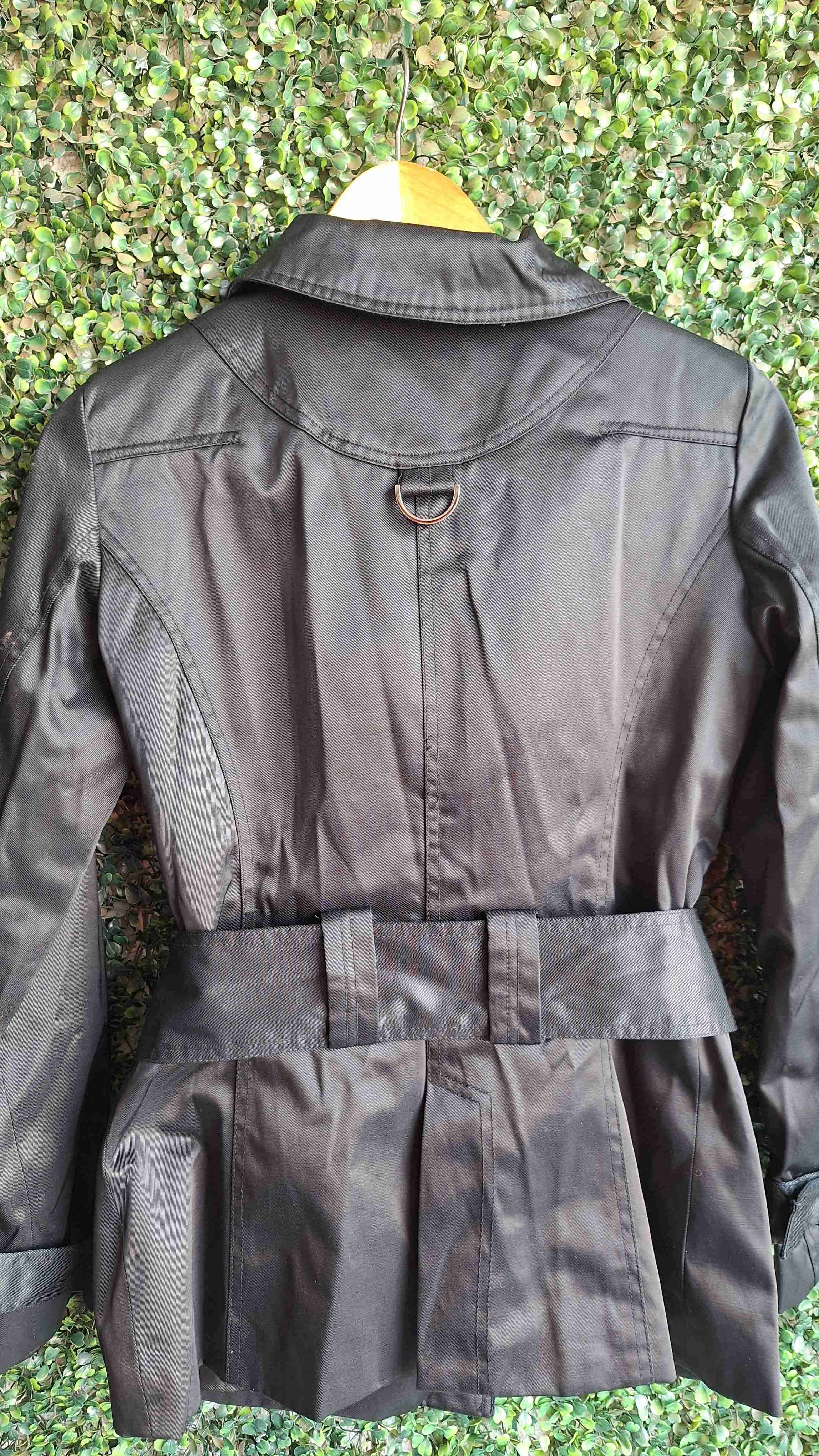 Abrigo Alaniz negro con cinturón - miniatura 3