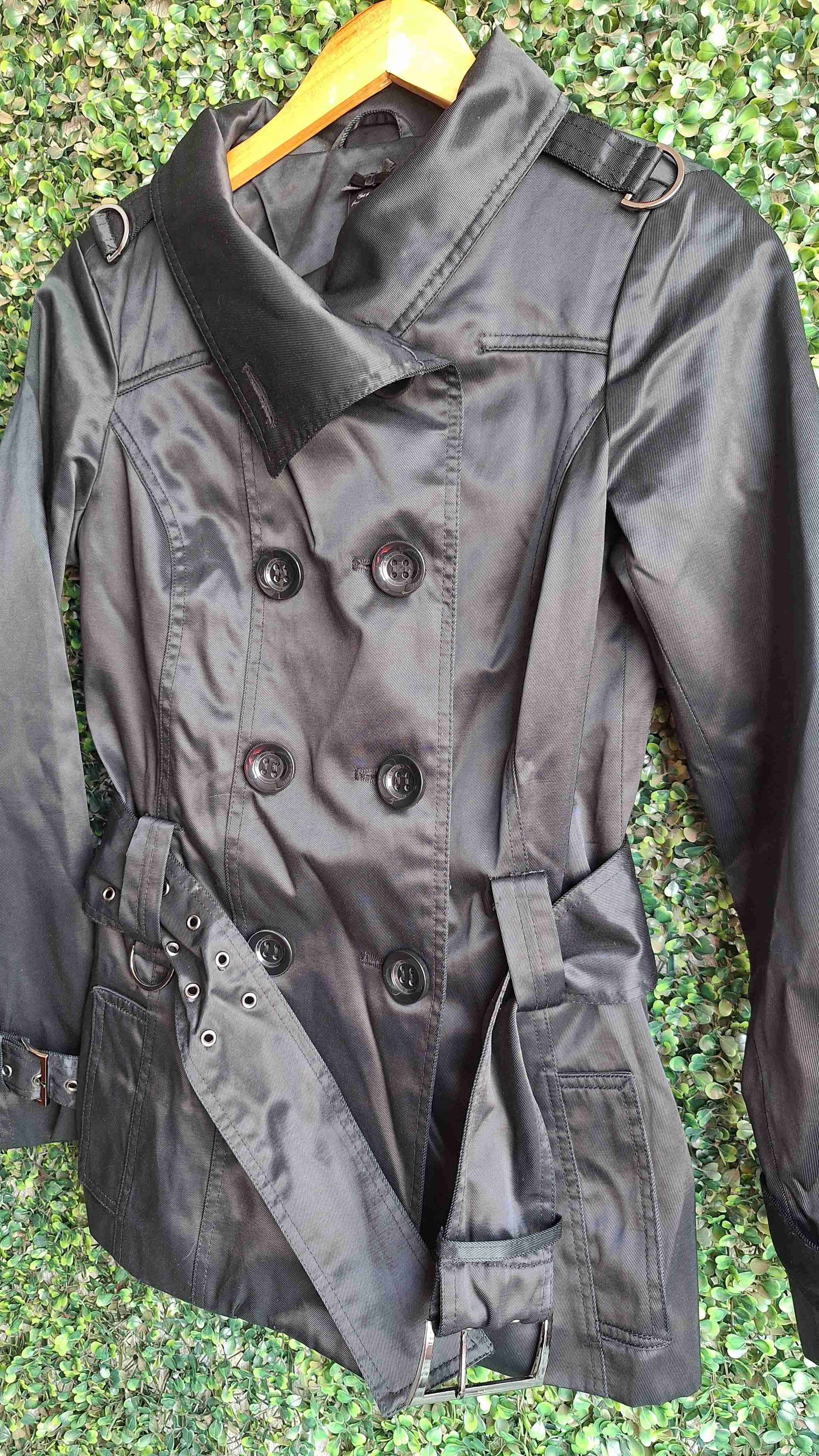 Abrigo Alaniz negro con cinturón - miniatura 4