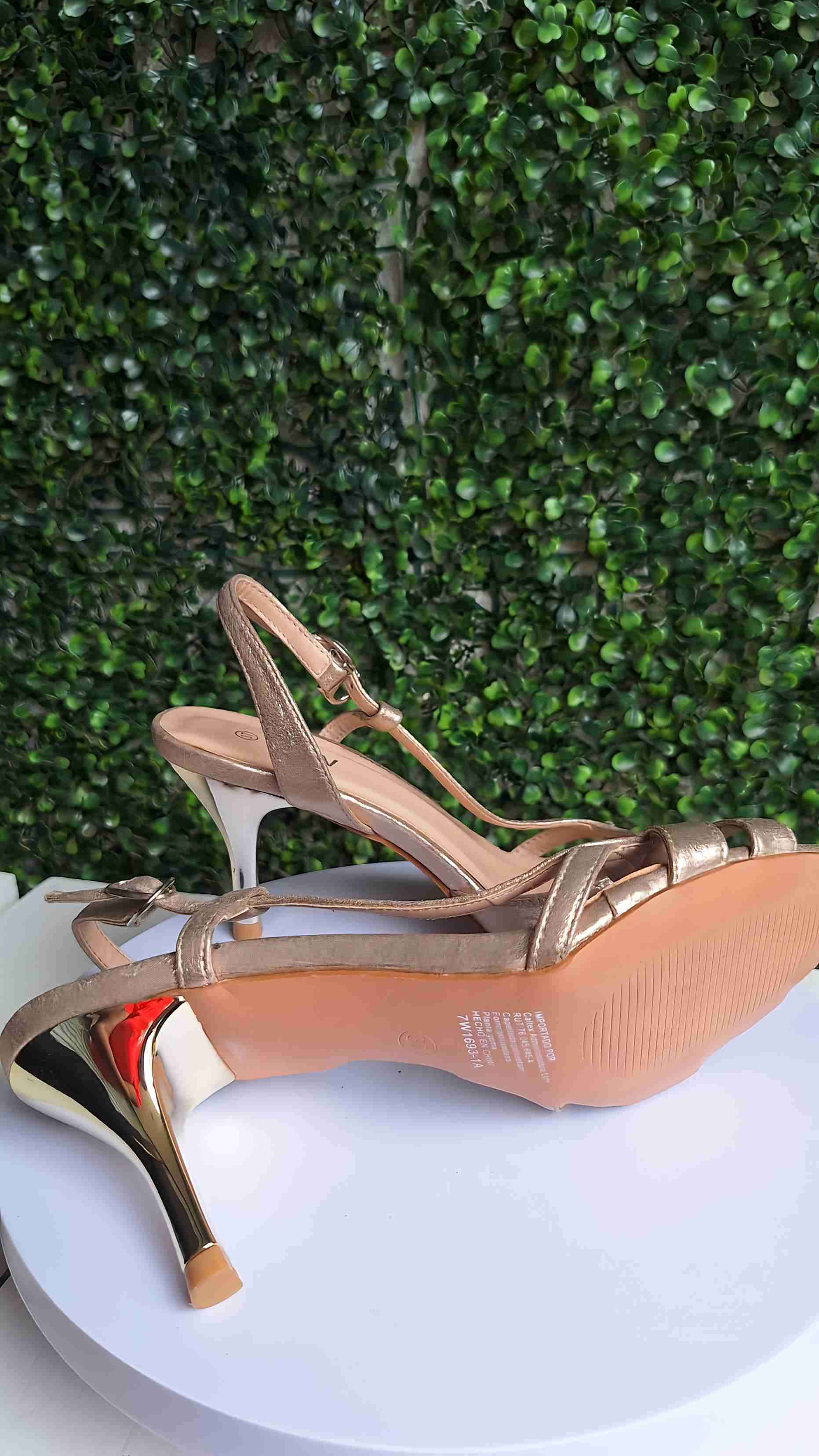 Sandalias doradas elegantes - miniatura 2