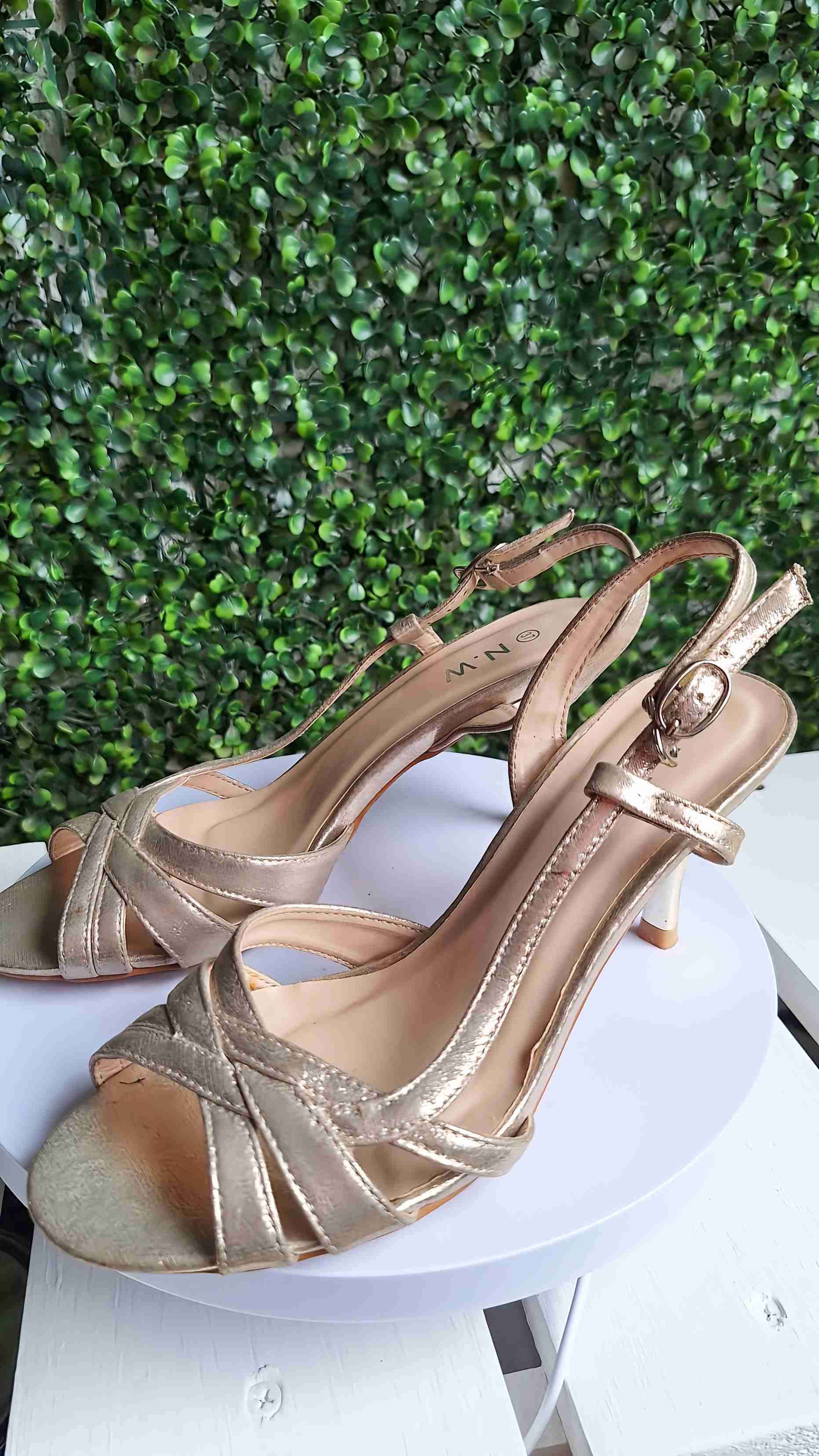 Sandalias doradas elegantes - miniatura 3