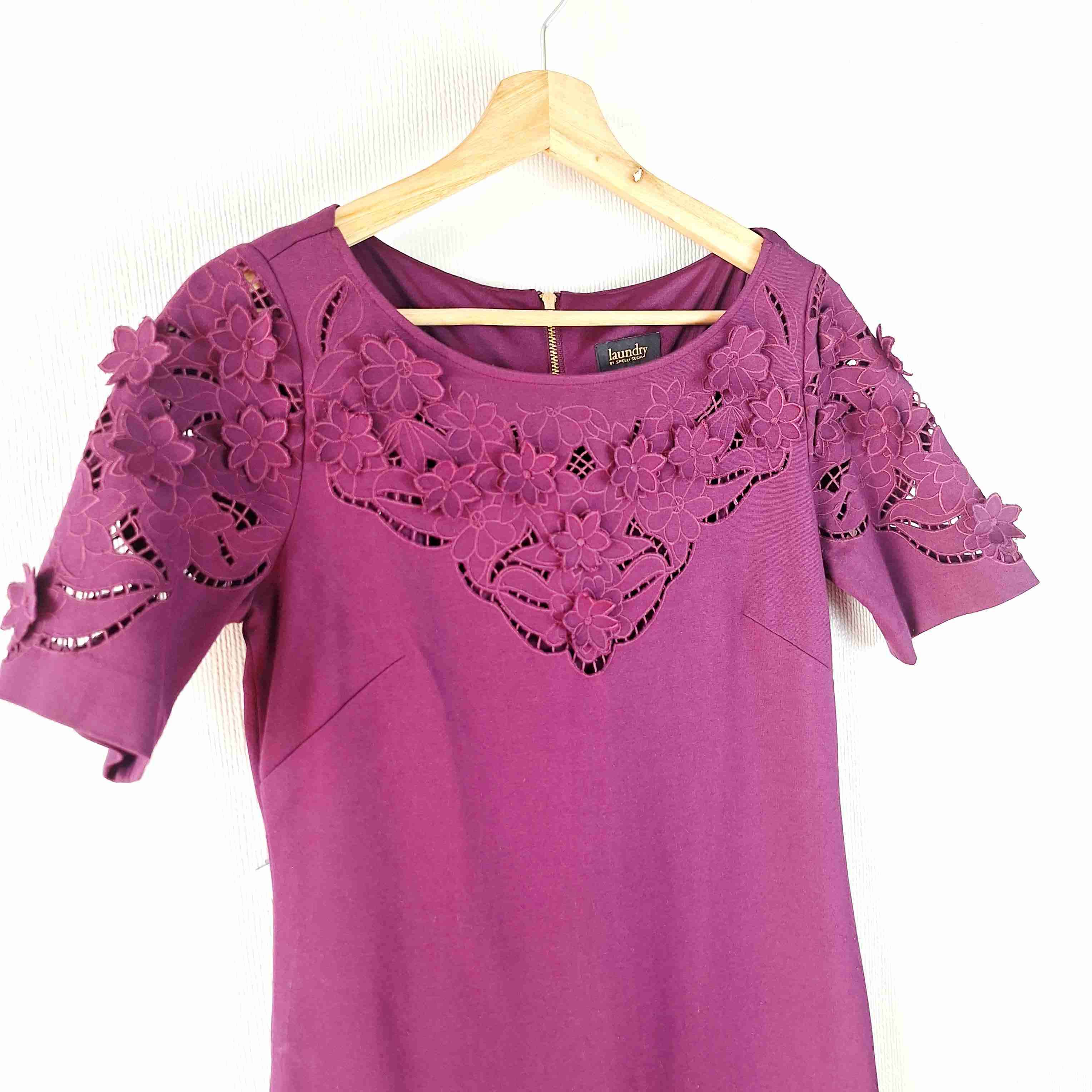 Vestido morado con encaje floral - miniatura 2