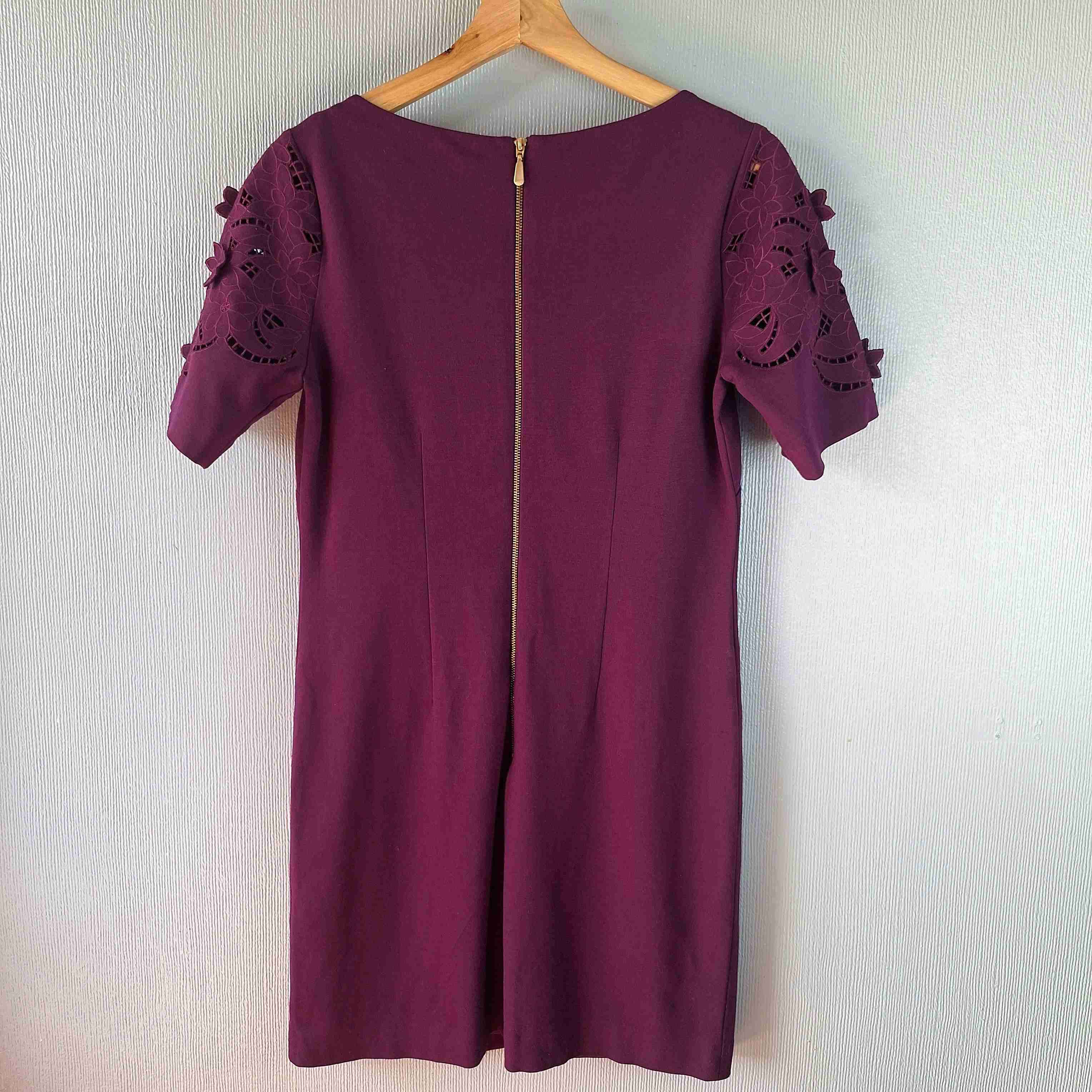 Vestido morado con encaje floral - miniatura 3