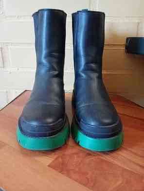Botas negras con plataforma verde - 1