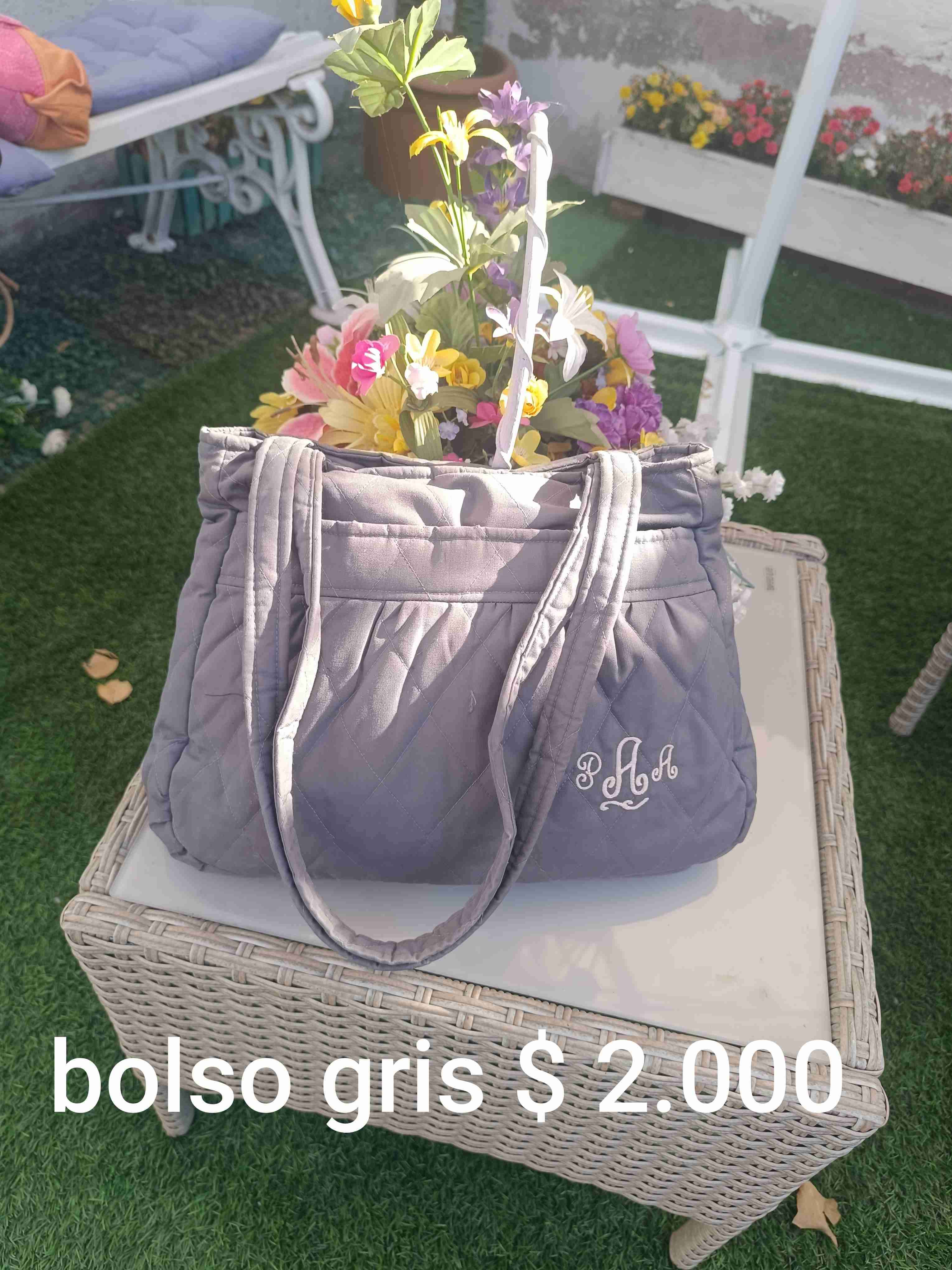 Bolso gris acolchado