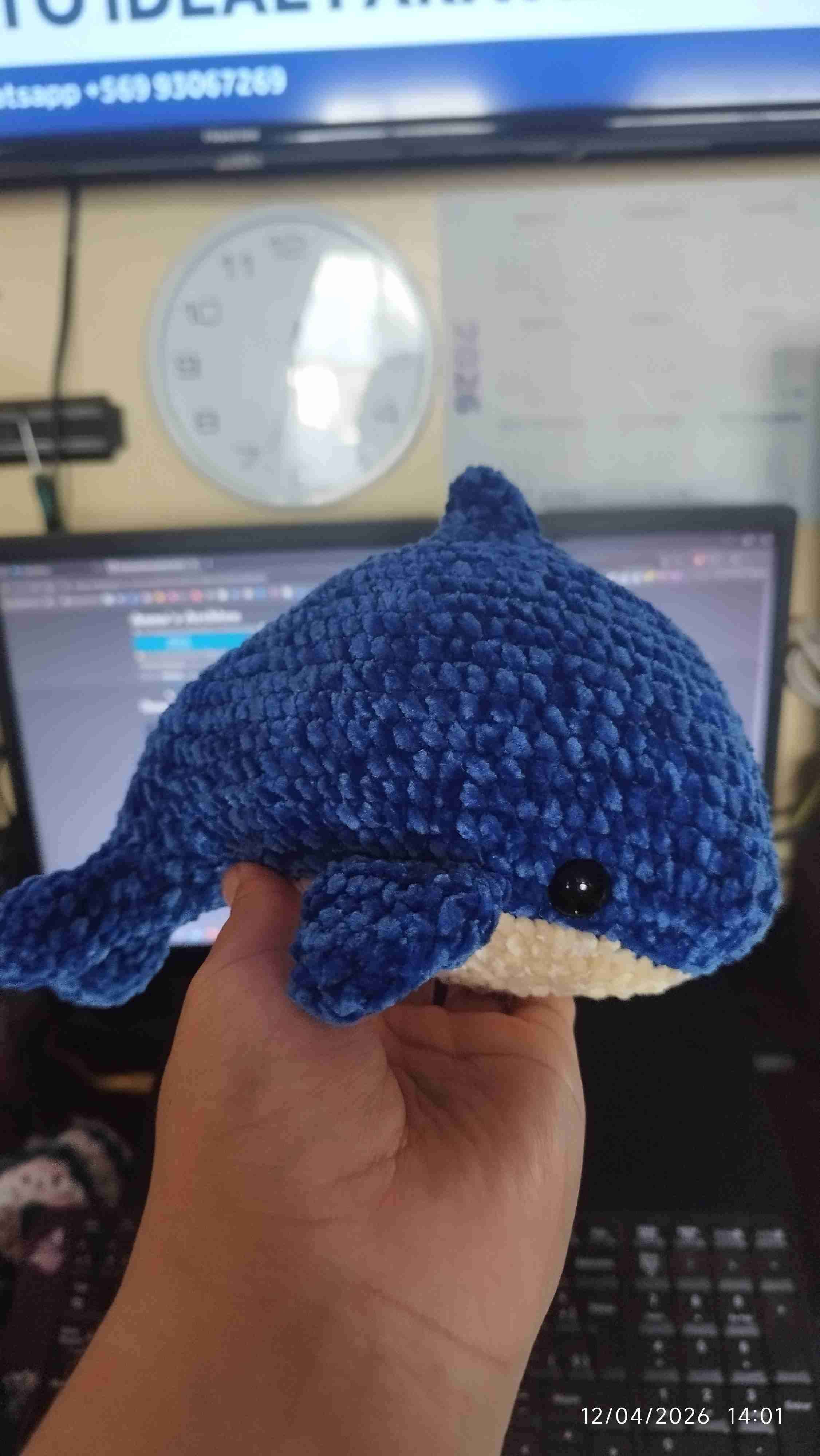 Peluche de delfín azul a crochet - miniatura 1