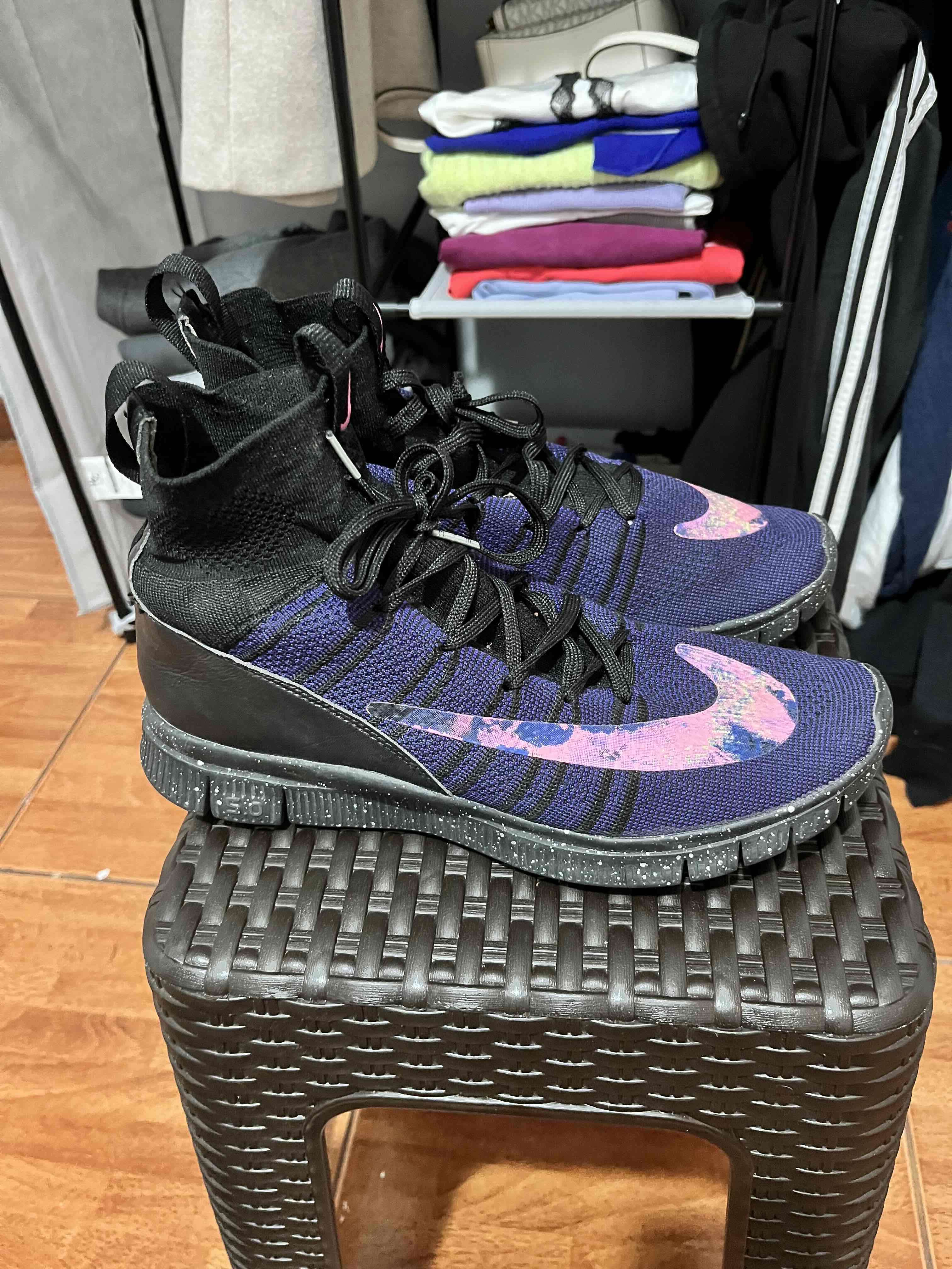 Zapatillas deportivas negras y moradas - miniatura 1