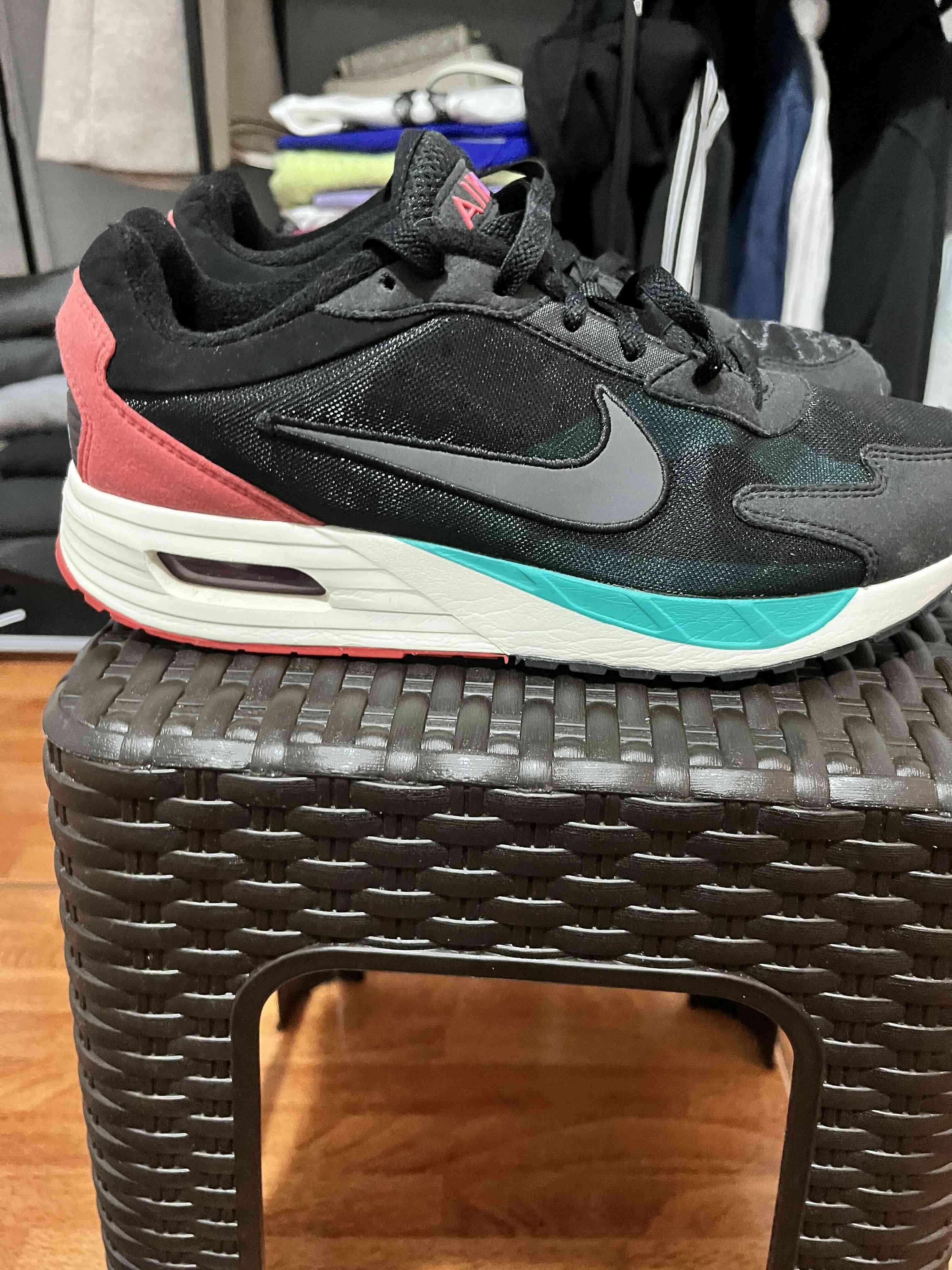 Zapatillas deportivas negras y moradas - miniatura 2