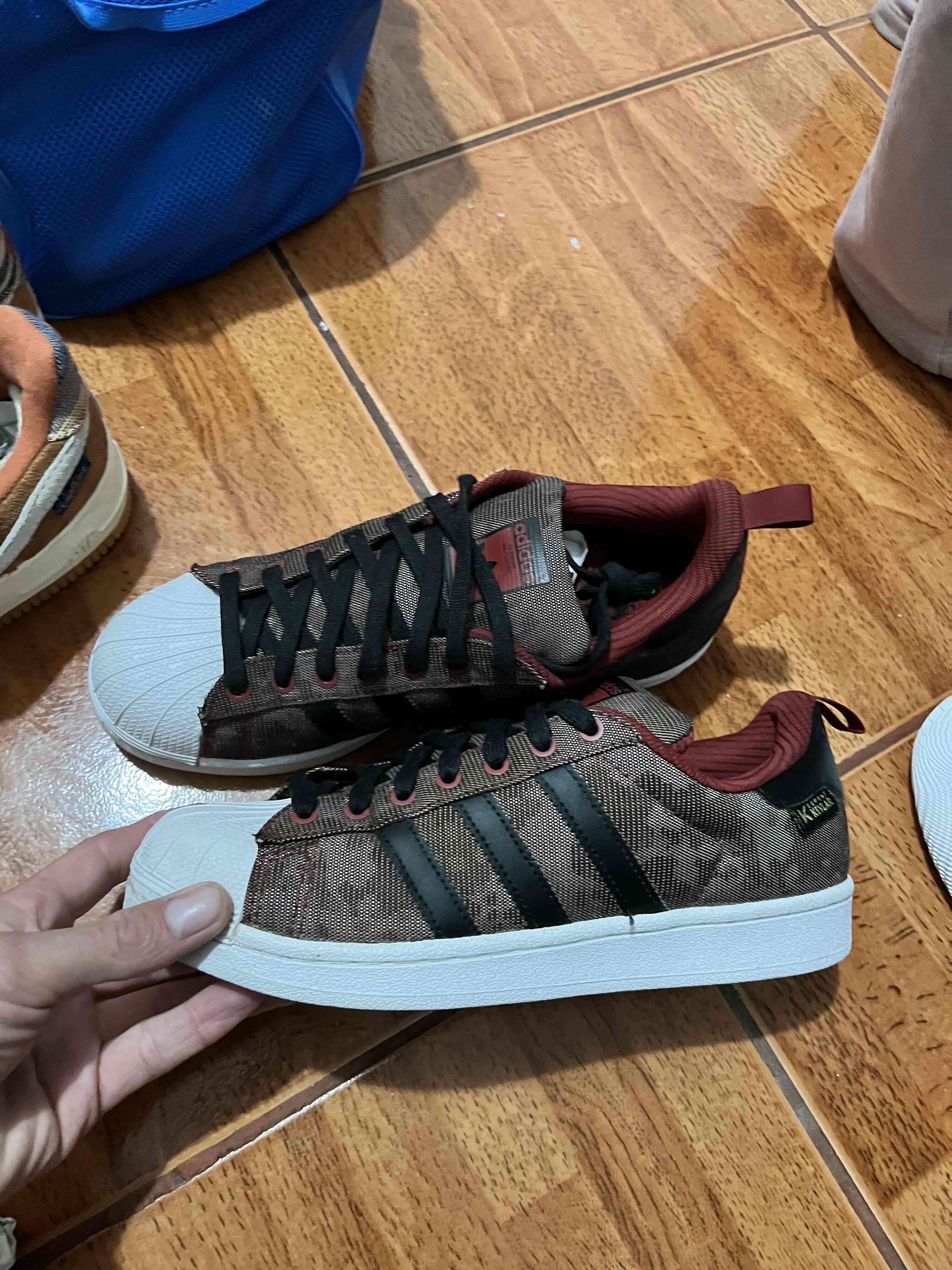 Zapatillas deportivas negras y moradas - miniatura 3